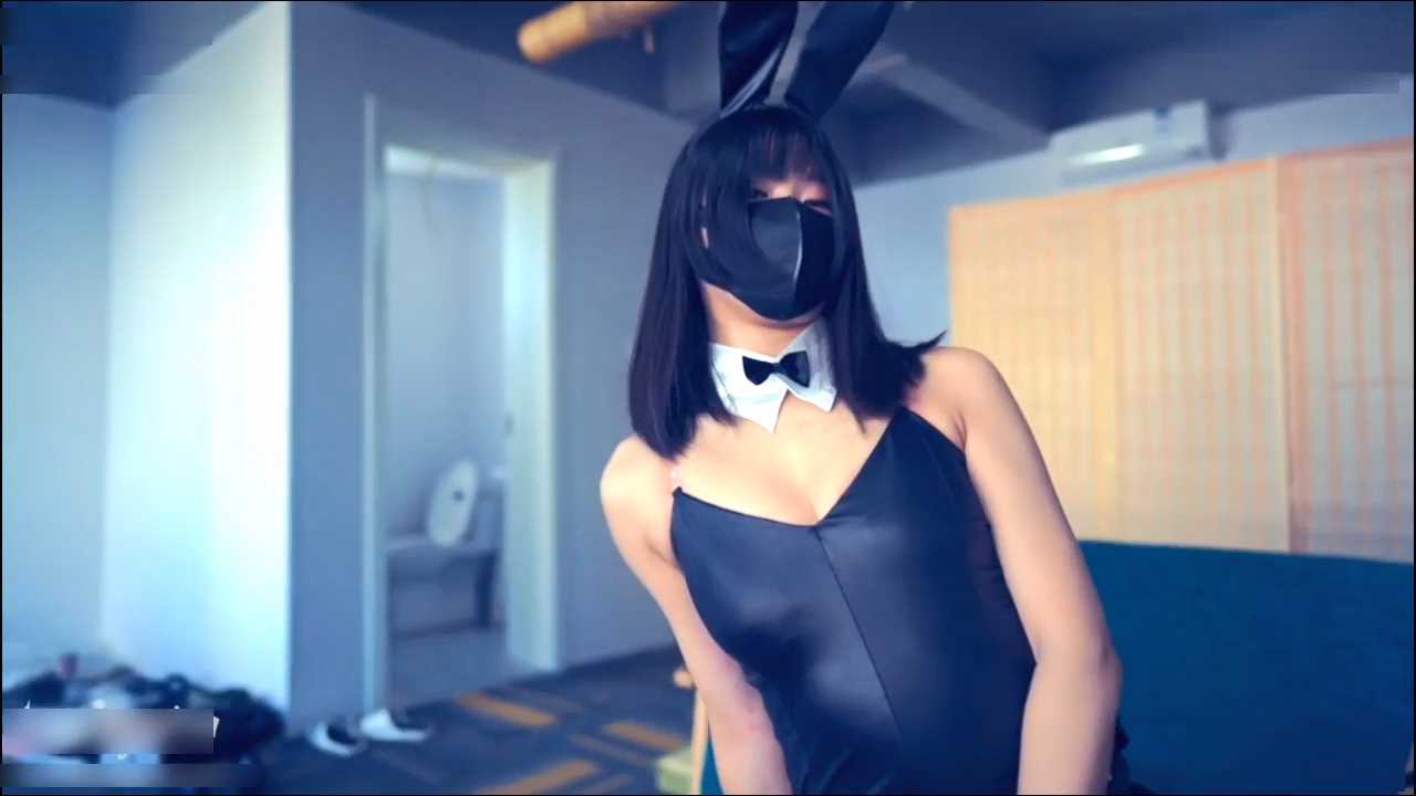 shengjb131 别再玩游戏啦！玩我吧 兔女郎小姐百般骚扰男友打游戏不料竟被捆绑自嗨太惨.jpg