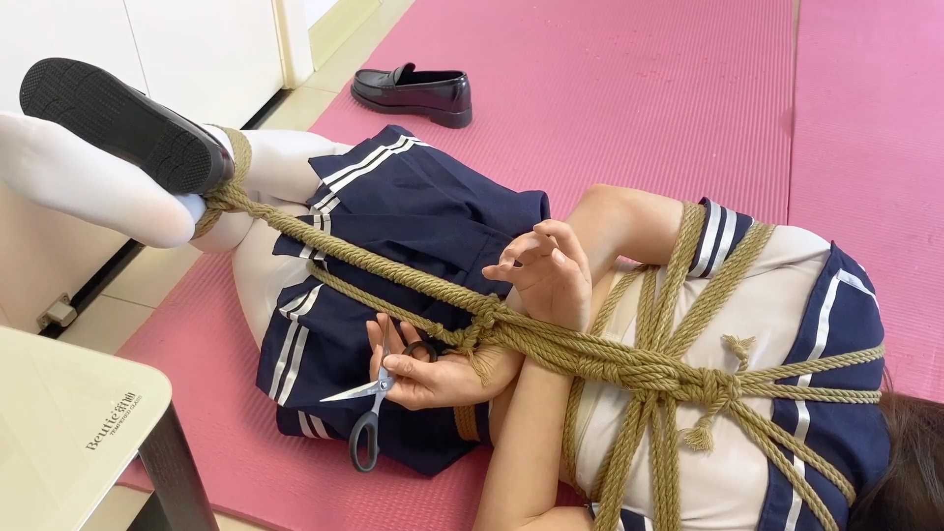 旋律受虐记26【意外的失禁】白丝JK四马逃脱游戏，TD内入，记录强制GC至失禁全过程.mp4.jpg