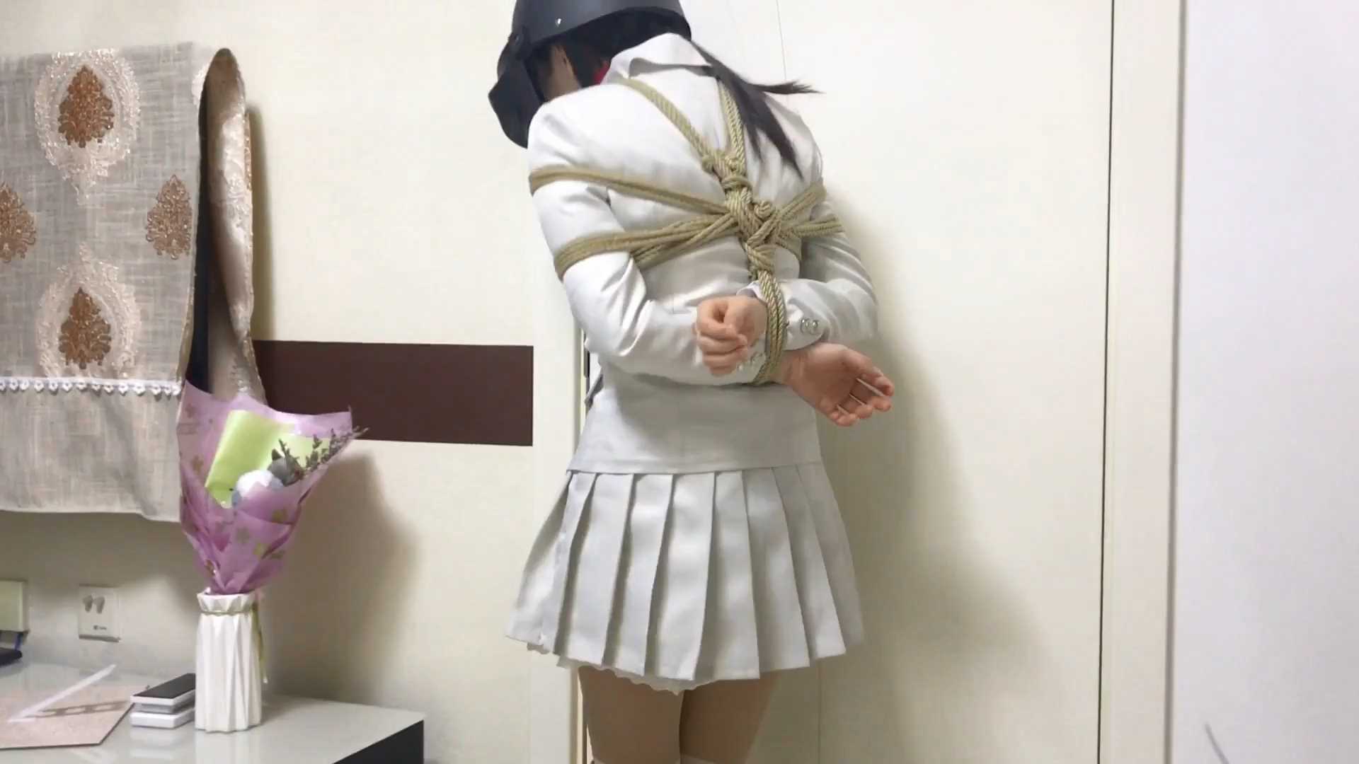 旋律受虐记18 今晚吃鸡-舔包的下场，伪长筒袜脚尖吊、附着式 手持震动器狂震绝顶.mp4_.jpg