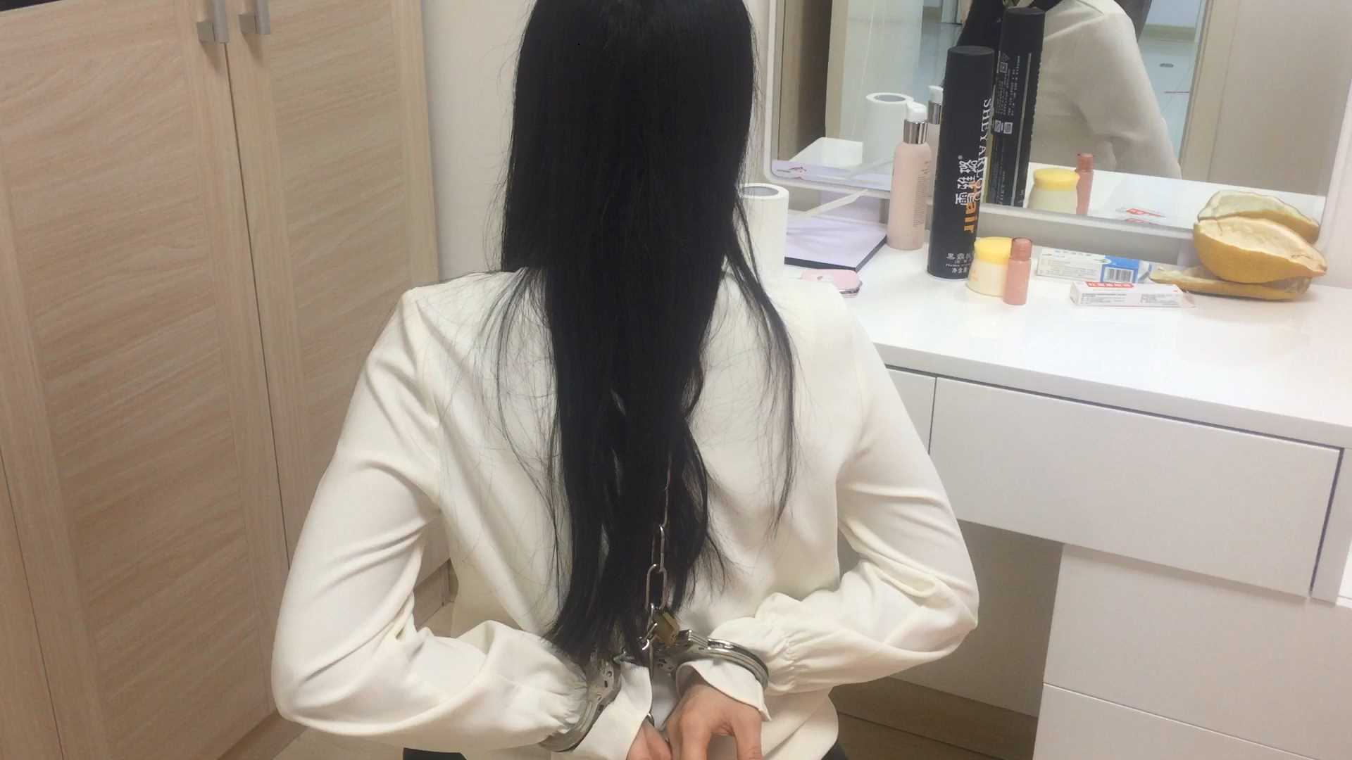 旋律受虐记03_OL装、足控福利、铁链股绳、驷马铐解脱试验.MP4_snapshot_01.55_[2025.0.jpg