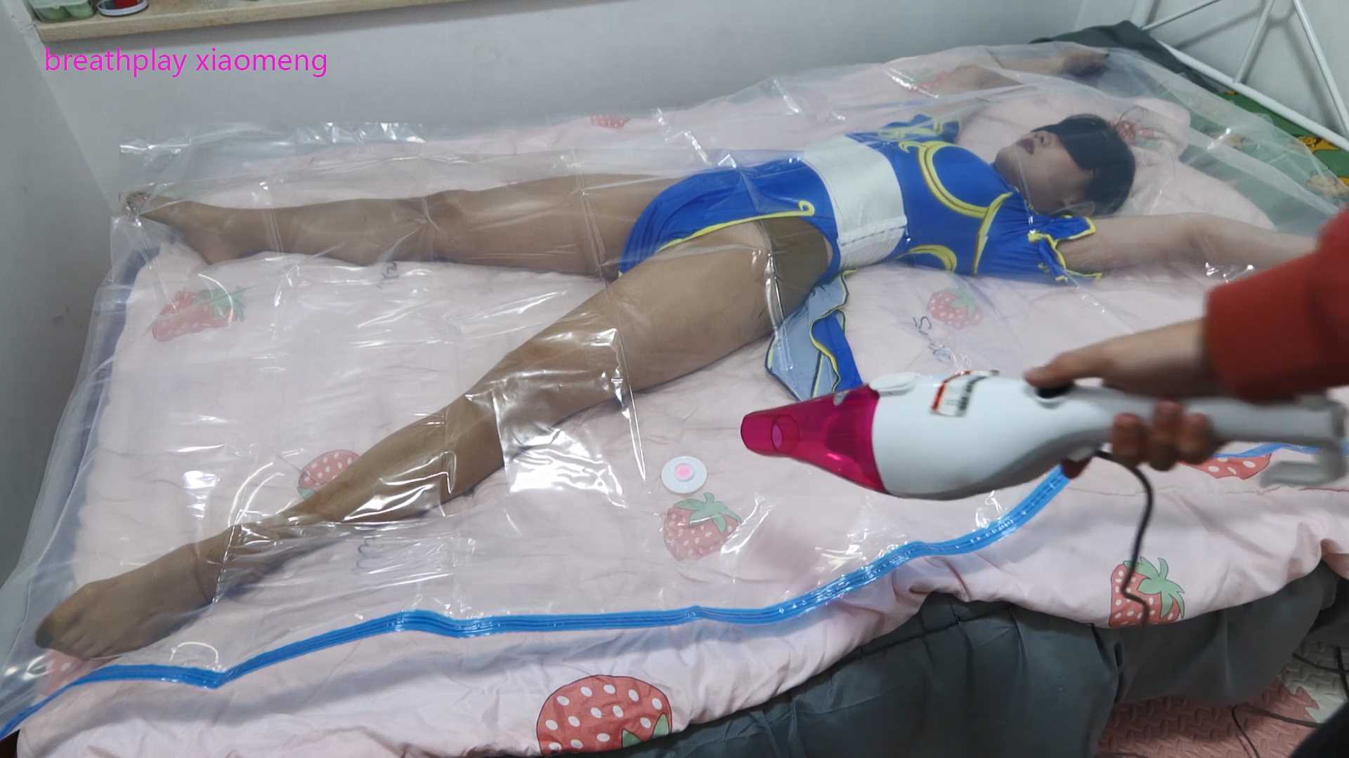 XIAOMENG052 小御学姐化身春丽被真空袋压缩.mp4_snapshot_00.00_[2025.01.15_20.48.31].jpg
