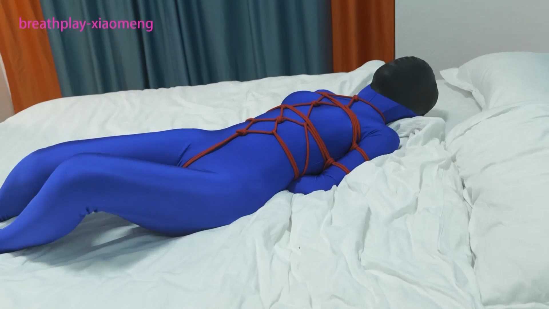 XIAOMENG054 蓝色全包紧身衣真空袋空肺尝试和泳帽昏迷.mp4_snapshot_26.58_[2025.01.1.jpg