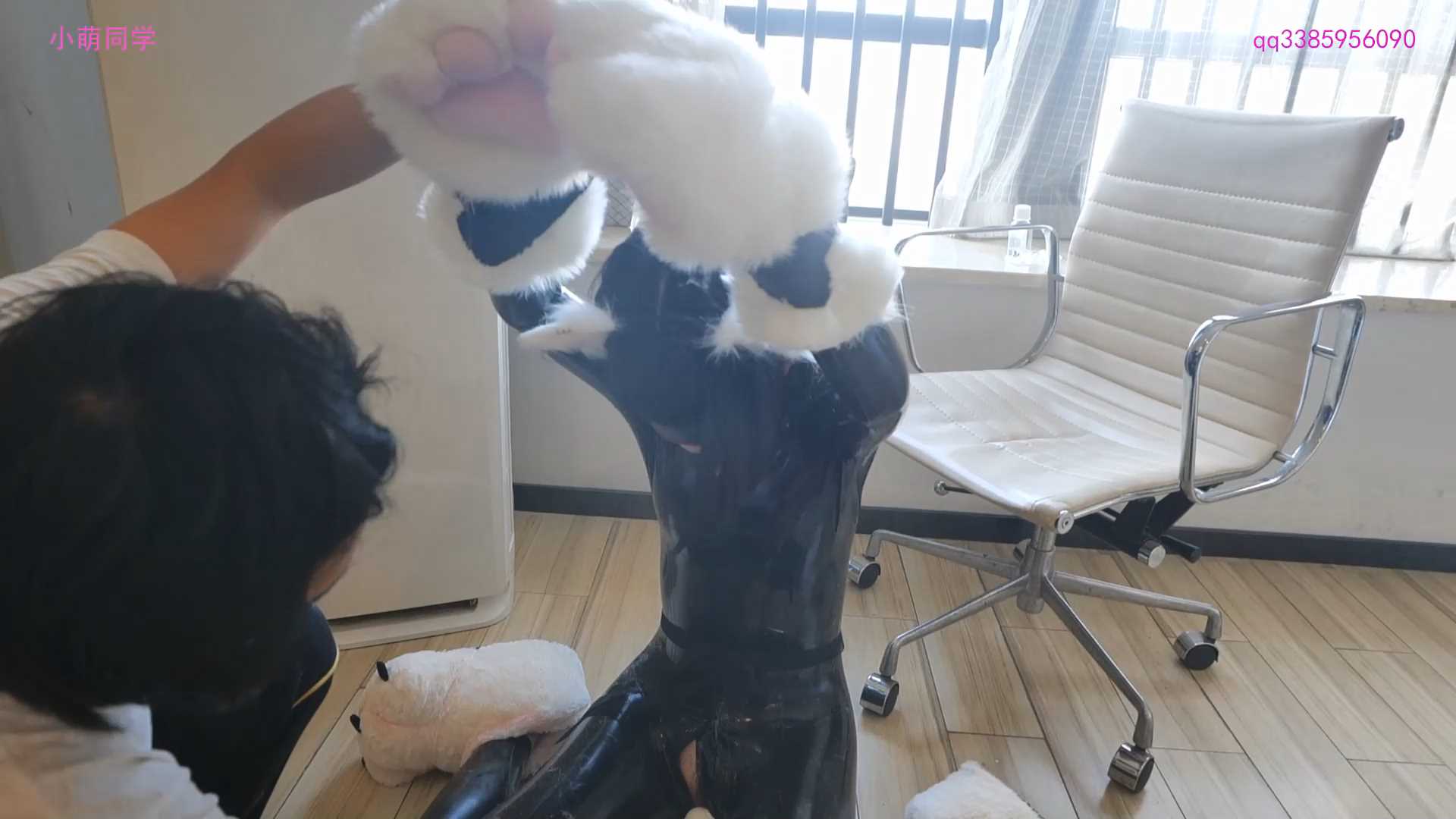 XIAOMENG041 latex小猫咪，乳胶兽装GC，防毒面具的惩罚调教.mp4_snapshot_12.43_[2025.jpg