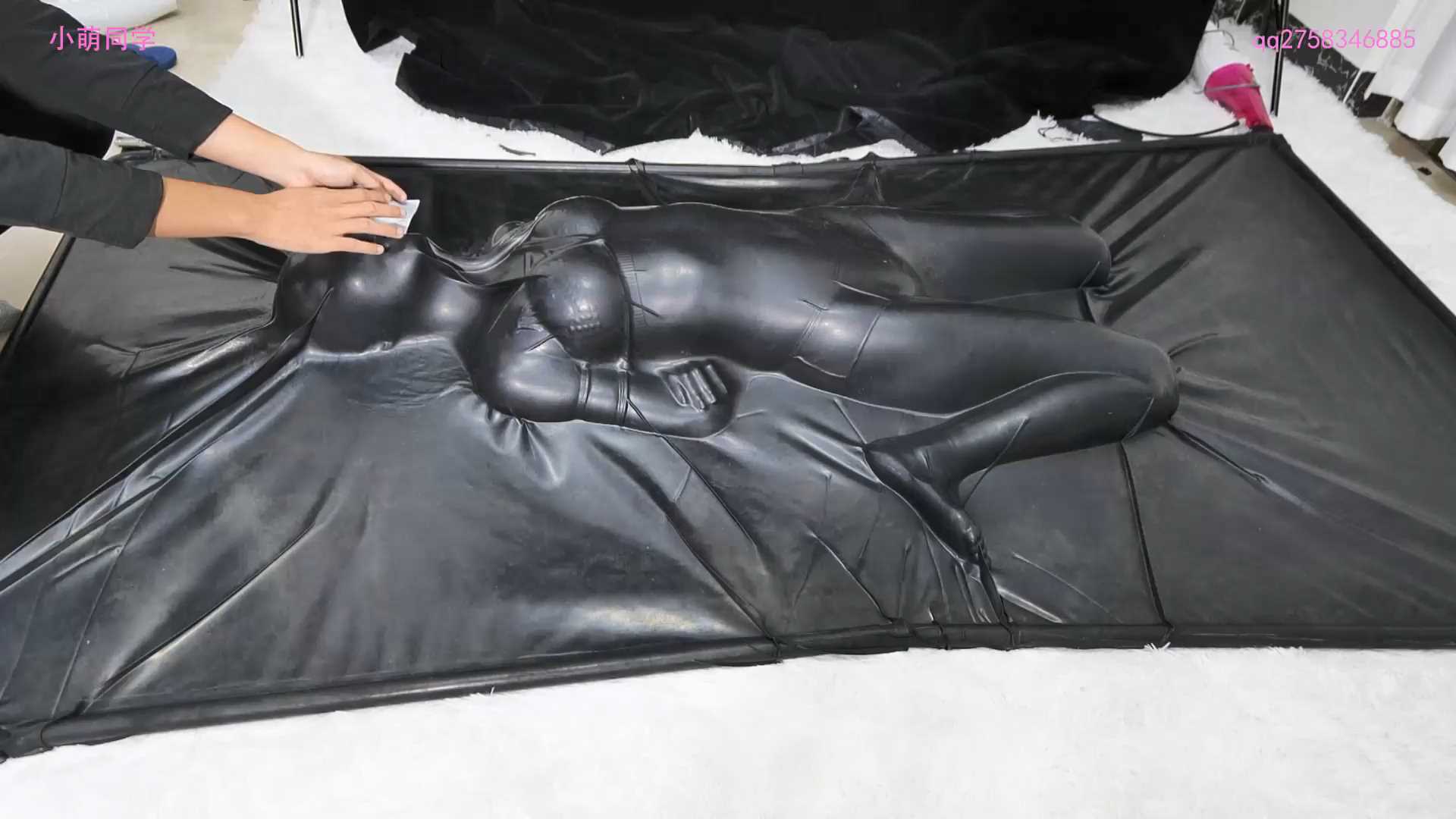 XIAOMENG050 捆绑进入乳胶真空床 紧致恐惧极限挣扎.mp4_snapshot_19.27_[2025.01.15_2.jpg
