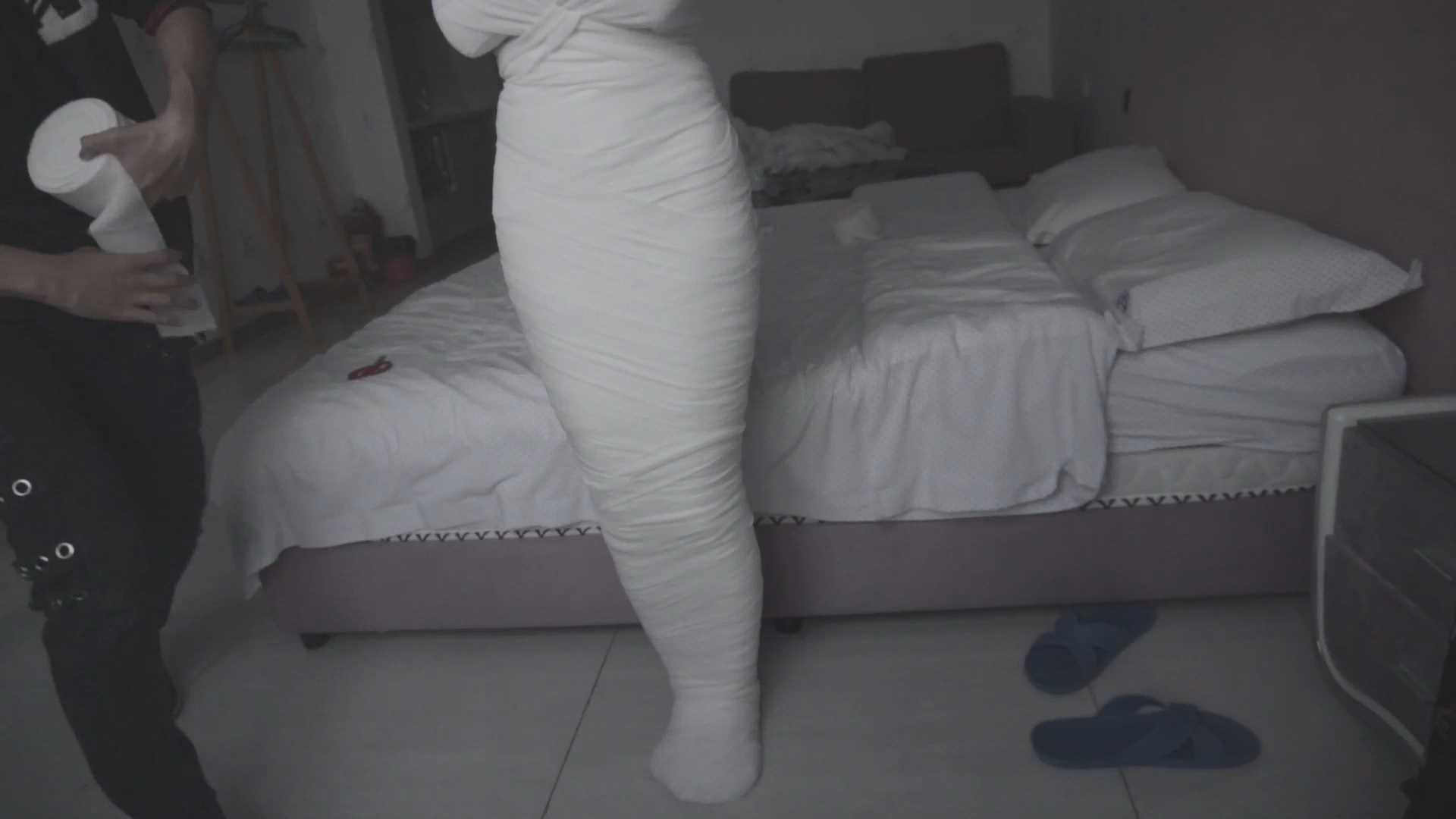 XIAOMENG012 第一次试试被绷带全包木乃伊包裹的严严实实.mp4_snapshot_46.10_[2025.01.jpg