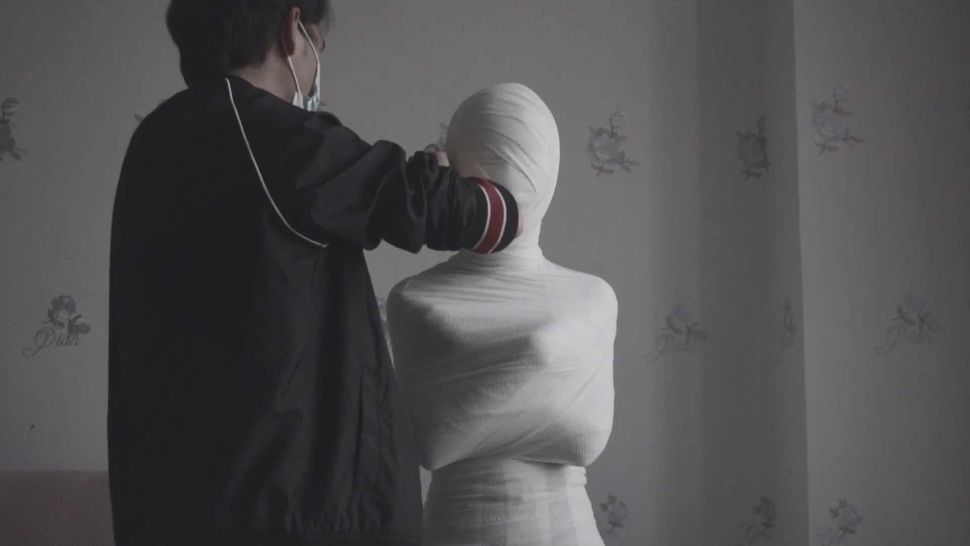 XIAOMENG012 第一次试试被绷带全包木乃伊包裹的严严实实.mp4_snapshot_20.47_[2025.01.jpg