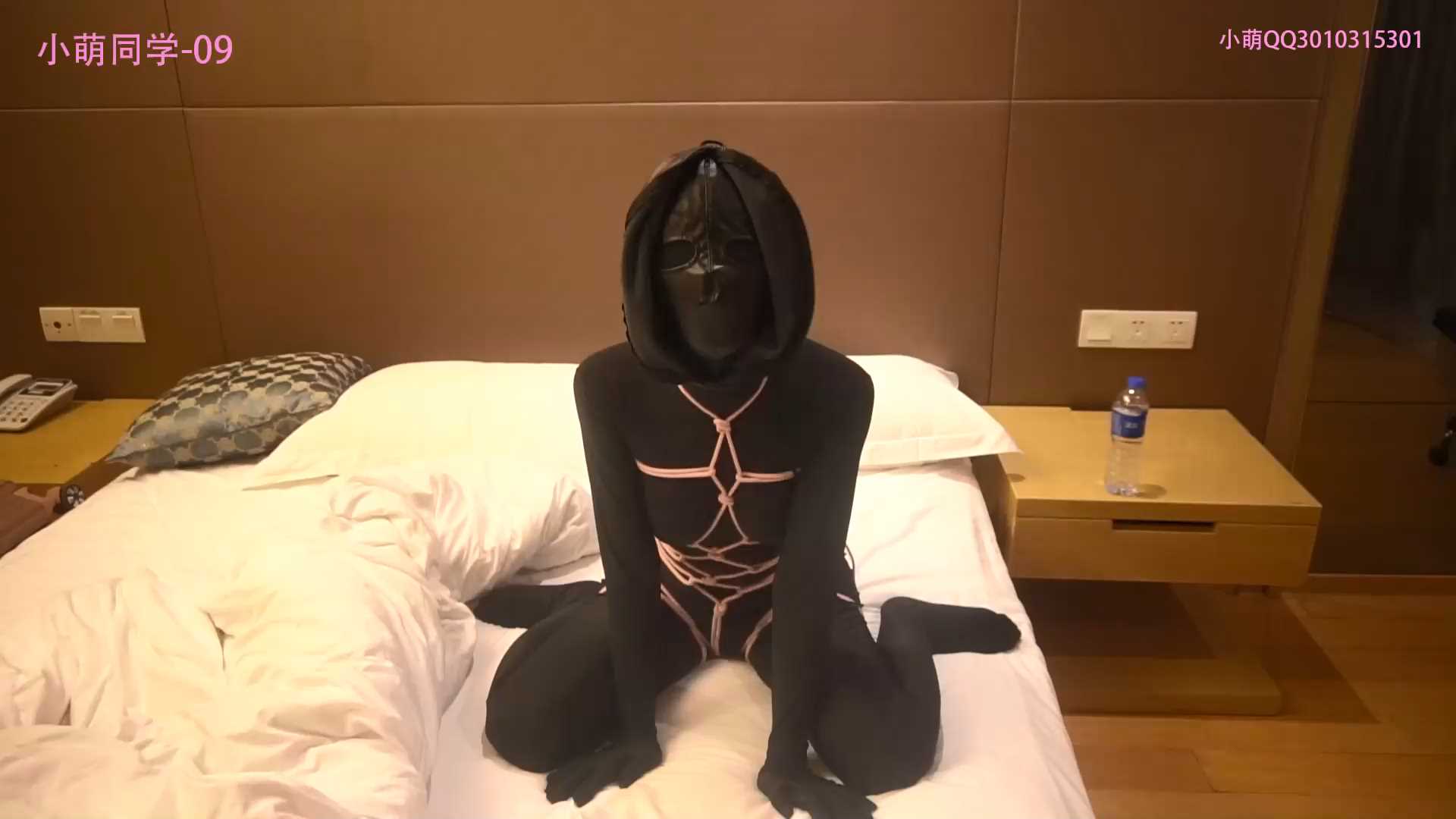 XIAOMENG020 zentai 龟甲缚的艺术体验，皮革头套束缚 黑色保鲜膜包裹挠脚！.mp4_snaps.jpg