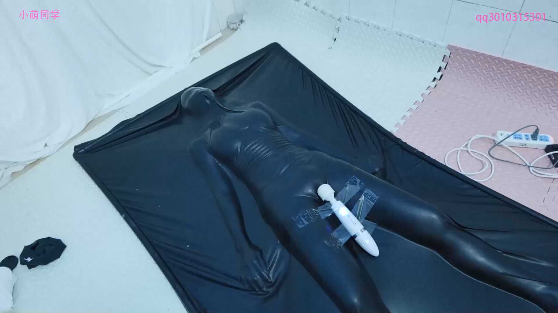 XIAOMENG008 乳胶真空床的魅力是什么，就是让小萌再次进去嗨上一整天GC到玩具没电！.m.jpg