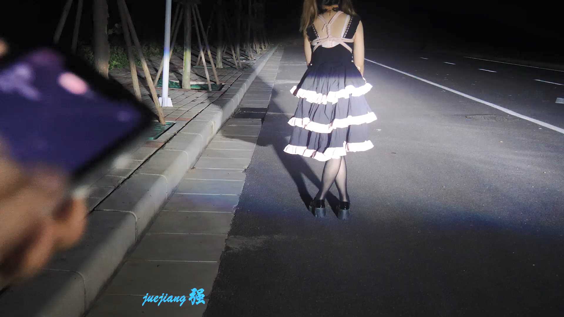 xiaoyu069 伊伊夜晚外出体验.mp4_snapshot_01.00_[2025.01.18_16.39.22].jpg
