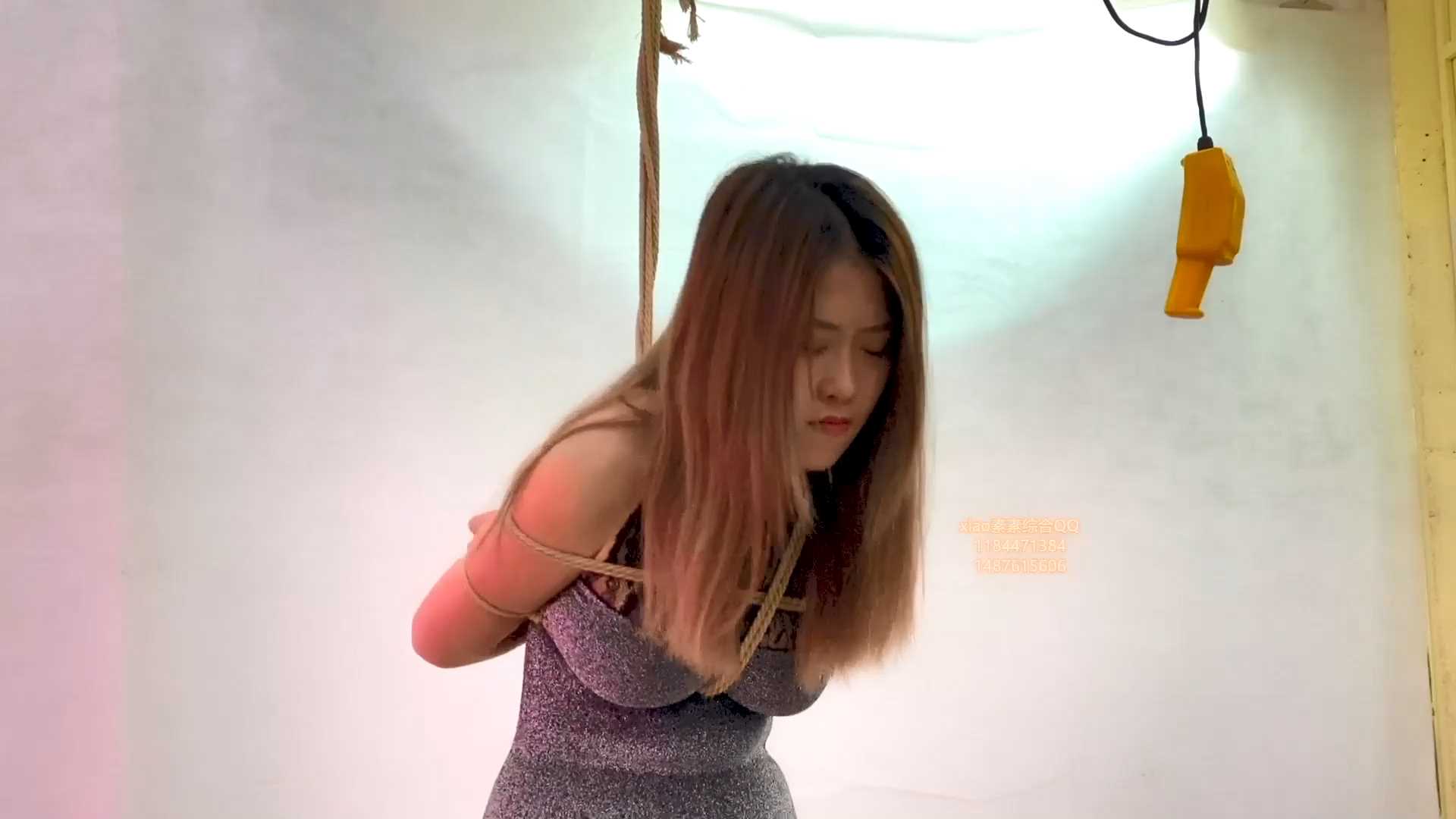 xiaosusu093 素素性感黑丝四肢m脚固定和单脚吊.mp4_snapshot_14.10_[2025.01.19_18.26.40].jpg