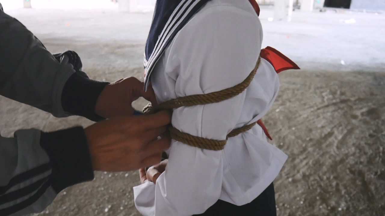 LMYC011 废墟惊魂02 英姿飒爽的便衣女姐姐也被学生妹连累了，妹妹四马攒蹄，姐姐镣铐.jpg