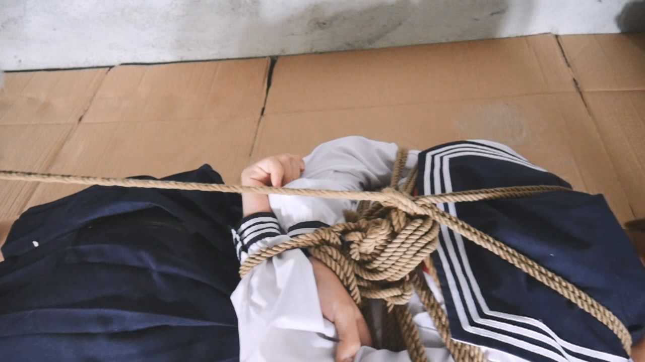 LMYC011 废墟惊魂02 英姿飒爽的便衣女姐姐也被学生妹连累了，妹妹四马攒蹄，姐姐镣铐.jpg