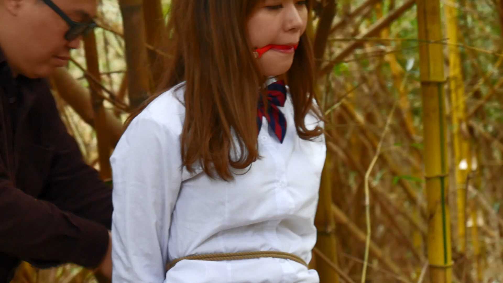LMYC017 林中少女 下集 单足高吊,可怜少女无力挣扎后手反调，蒙面押解.mp4_snapshot_4.jpg