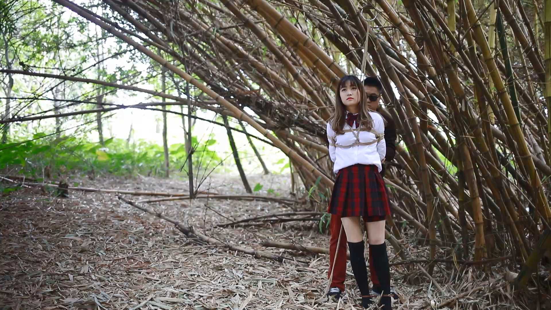 LMYC017 林中少女 下集 单足高吊,可怜少女无力挣扎后手反调，蒙面押解.mp4_snapshot_2.jpg