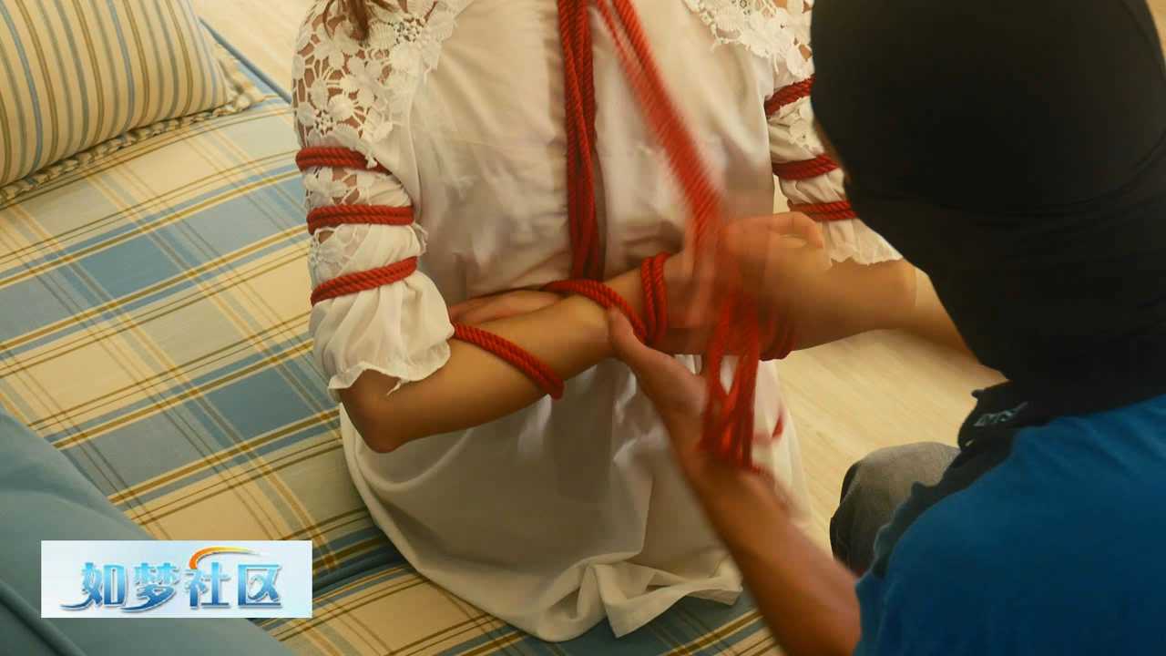LMYC040 眼睛会说话的新模为你表演 五花驷马蒙眼、丝袜双重堵嘴.mp4_snapshot_06.37_[.jpg
