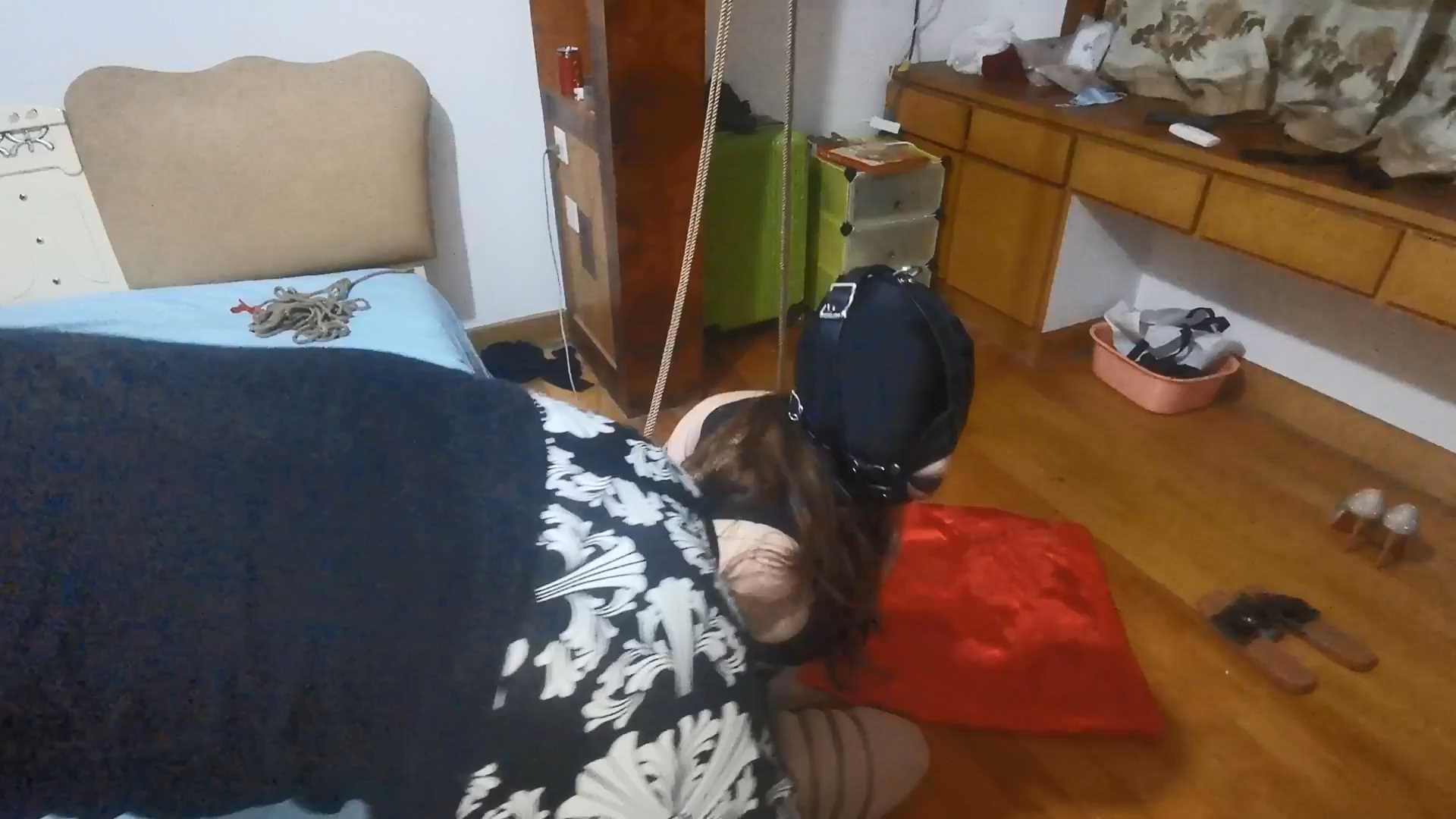 ZJXF005 跪式固定 挣扎求饶 口水横流 小棒棒伺候的一愣一愣的.mp4_snapshot_00.52.01_.jpg