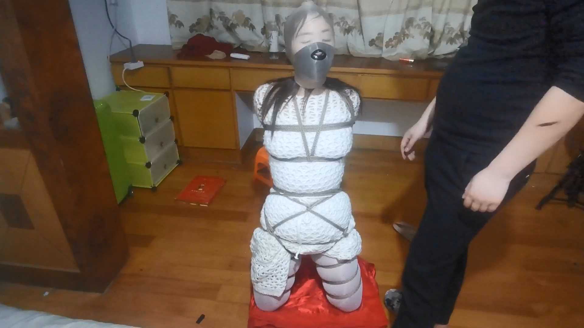 ZJXF014 午夜邂逅 悬吊立驷马电脚心 GC反复循环嗨到虚脱.mp4_snapshot_00.46.04_[2025.jpg