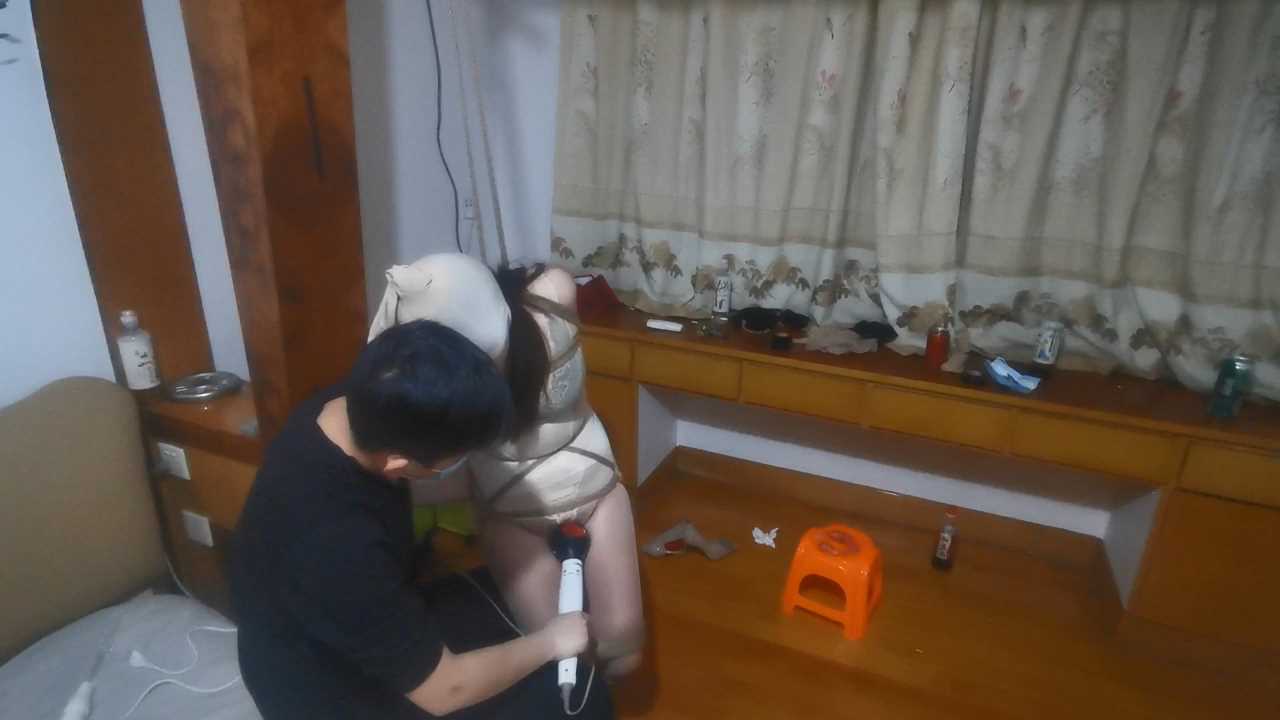 ZJXF016 ZDB 电击小棒棒双重打击 媳妇被电的不要不要的.mp4_snapshot_00.53.39_[2025..jpg