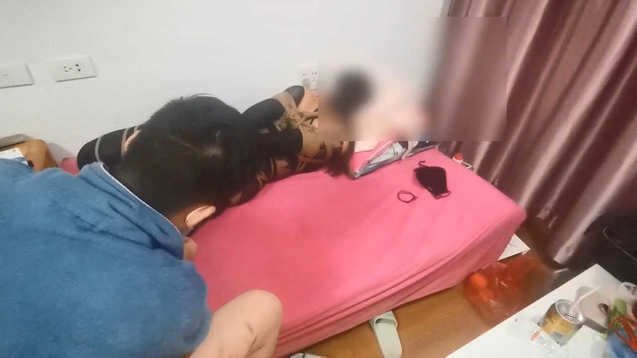 ZJXF019 全身紧缚 口球驷马挣扎 结果被我丢家里放置.mp4_snapshot_19.50_[2025.01.29_.jpg
