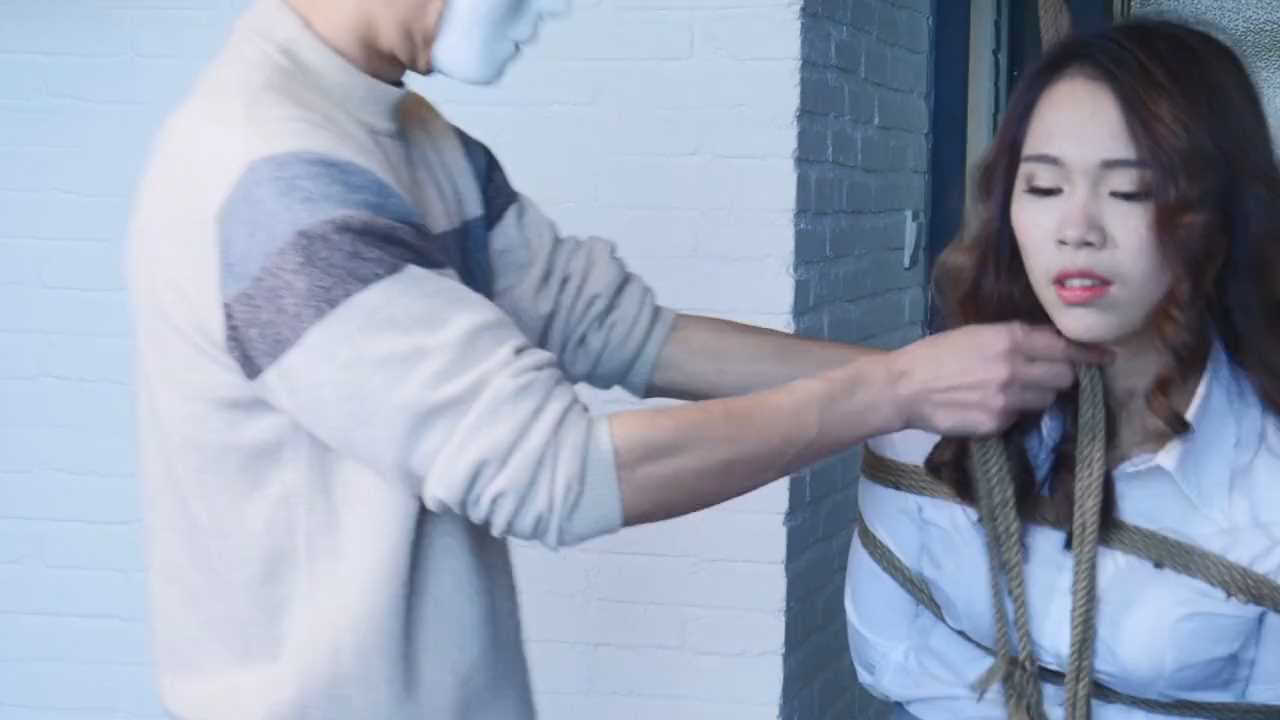 LMYC053 逆转三部曲-黑梦 黑丝OL肉丝女警绳痕深限，驷马，悬吊，惨无人道的鞭打.mp4_s.jpg