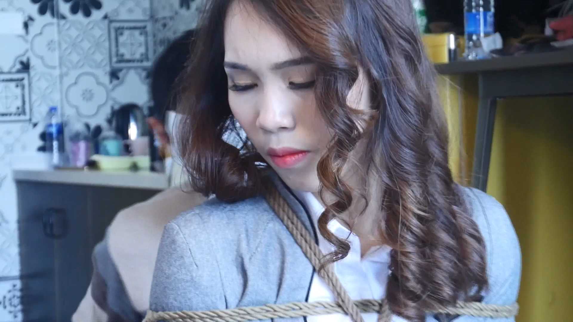 LMYC055 逆转三部曲-陷落 肉丝宽口吊带袜红色高跟冷艳女搜查官 屈辱的内衣检查仪式.mp.jpg