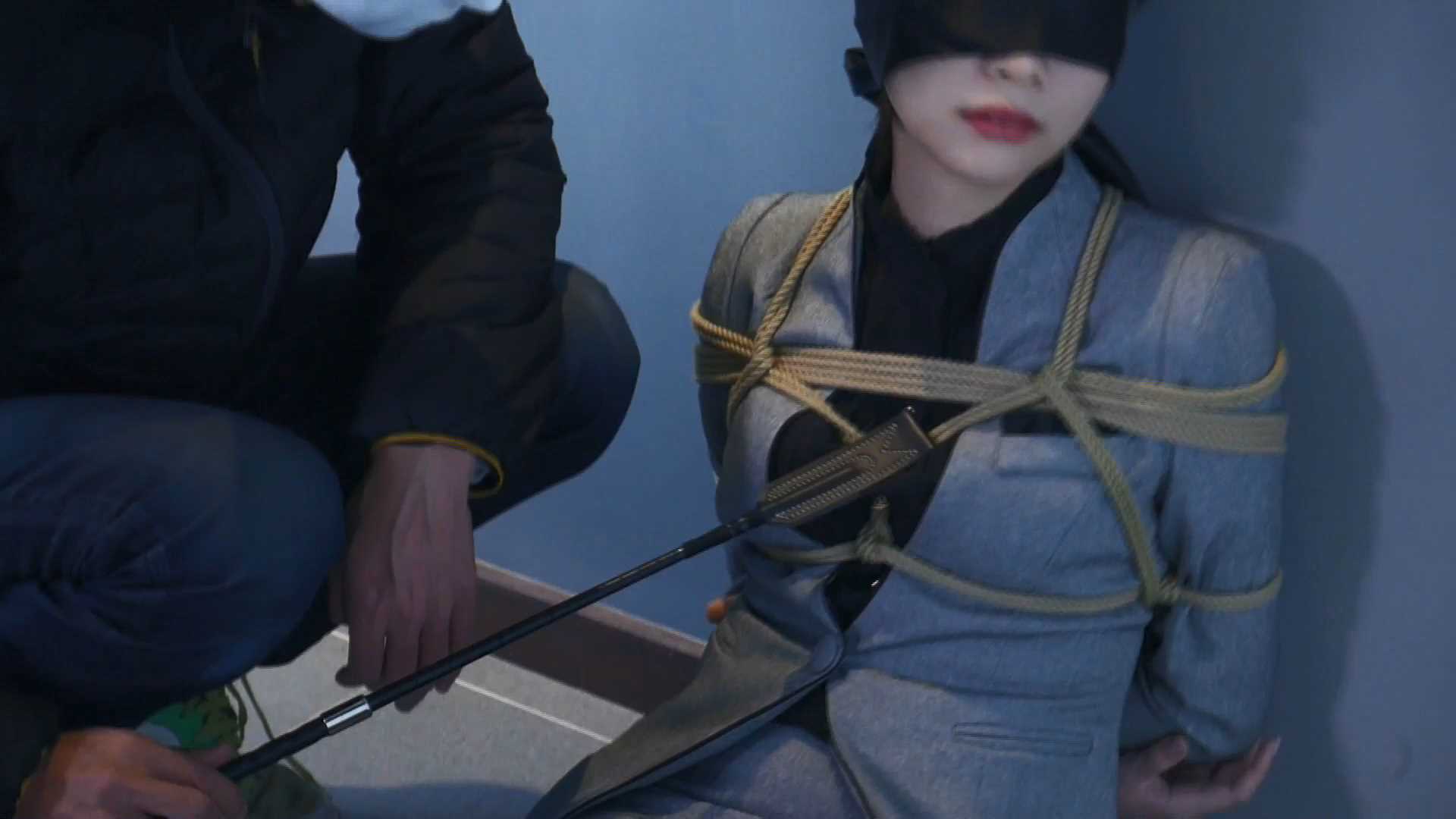 LMYC055 逆转三部曲-陷落 肉丝宽口吊带袜红色高跟冷艳女搜查官 屈辱的内衣检查仪式.mp.jpg