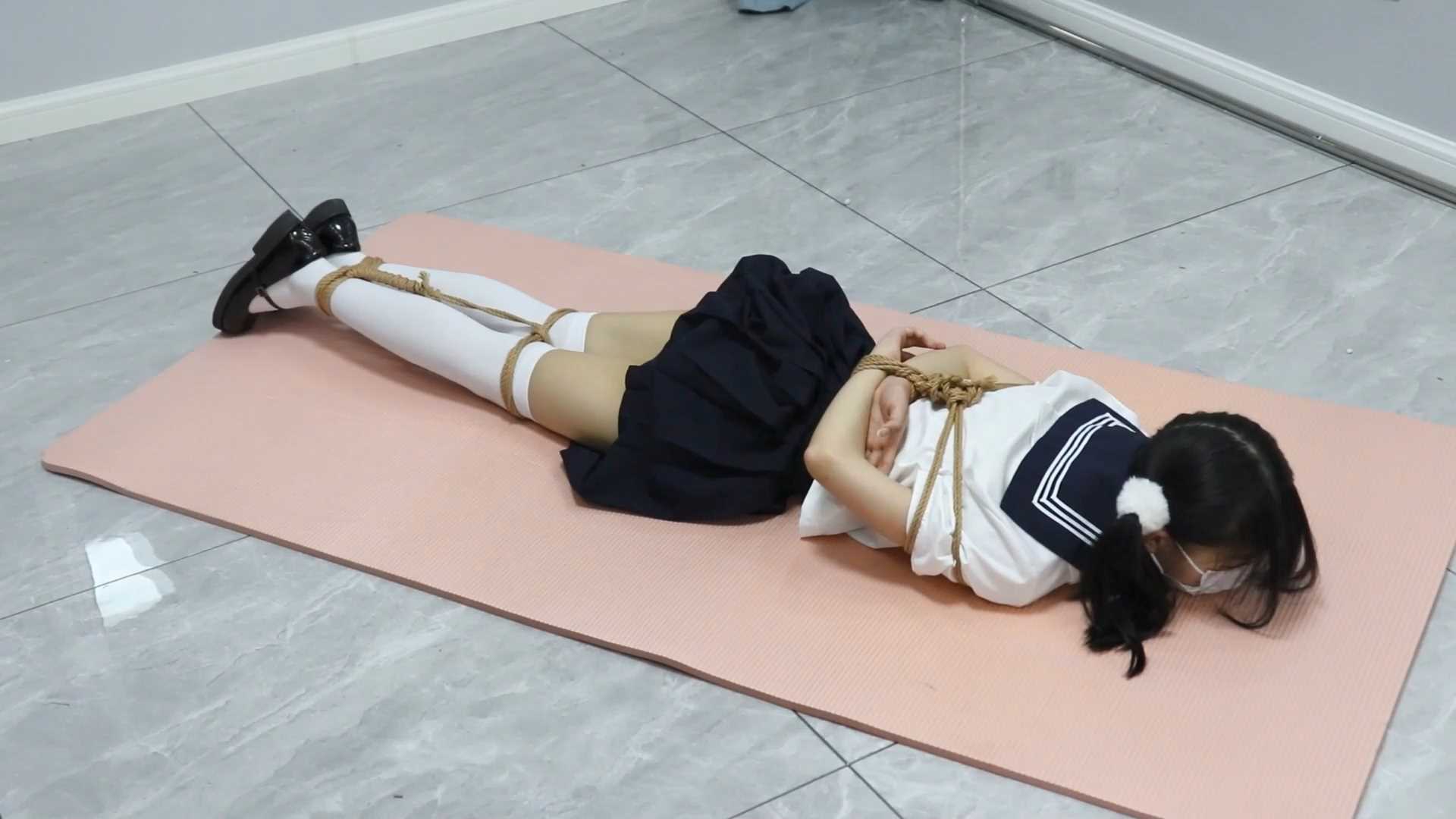 gugujing033 茶茶遇劫记4 白丝jk萝莉惨遭入室，少女能否逃出升天.mp4_snapshot_24.30_.jpg