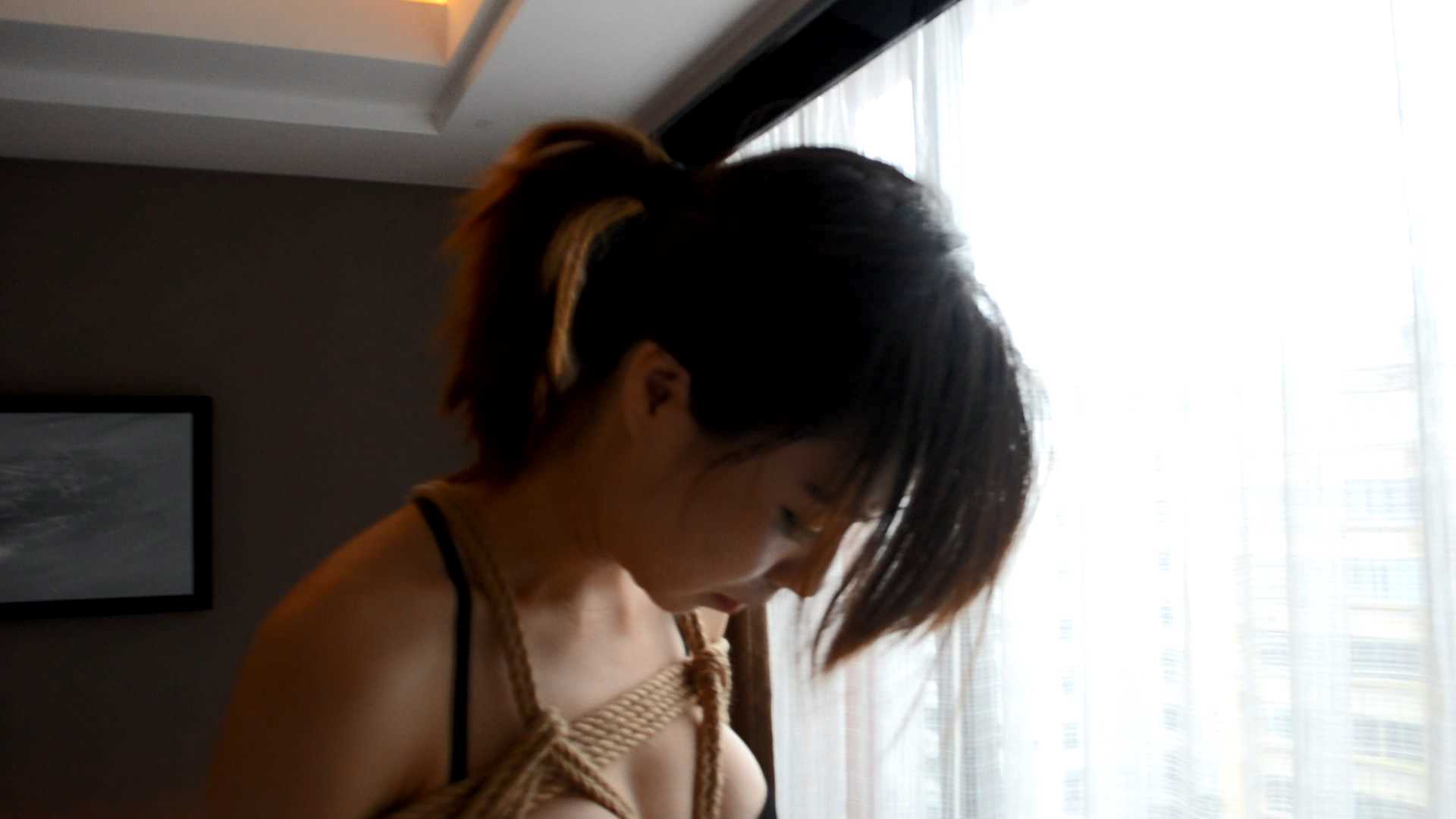 AMU025 大胸美女上集 楚楚可怜的90后美女绝好身材 丝袜美腿 捆绑口球 绝对尤物.mp4_sn.jpg