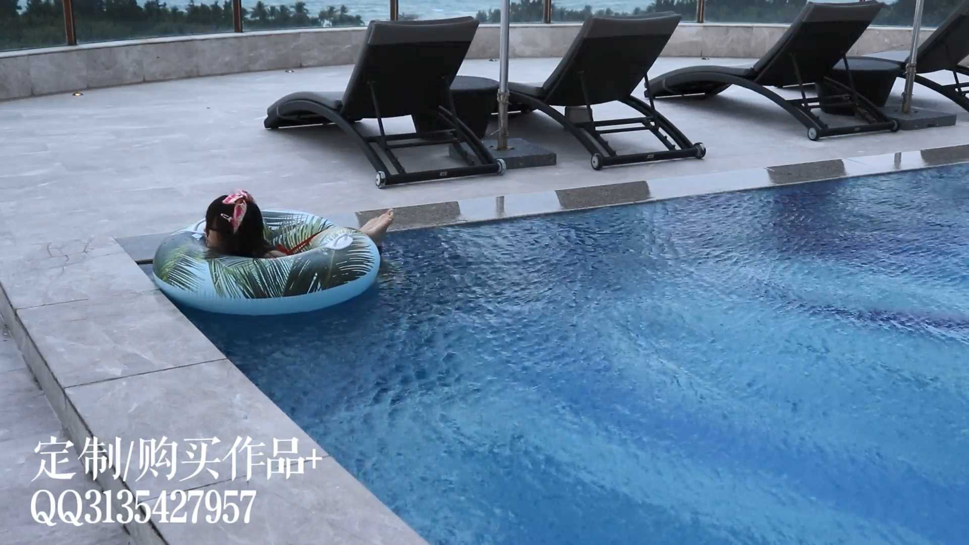 gugujing054 茶茶户外海景泳池水上驷马漂浮放置~当日下雨，小茶茶驷马在水面上任由风.jpg