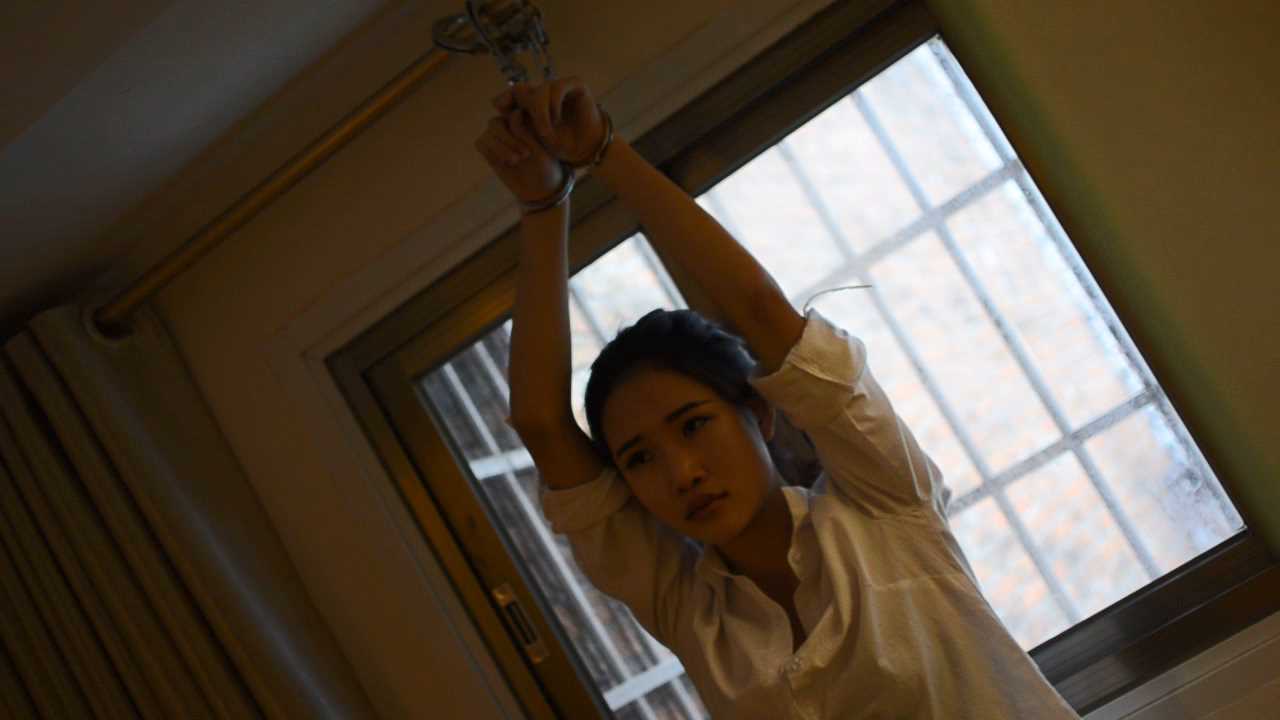 AMU058 镣铐纯玩！肉丝美腿Sasa戴铐经历 反铐 吊铐 驷马铐 口球.mp4_snapshot_11.39_[.jpg
