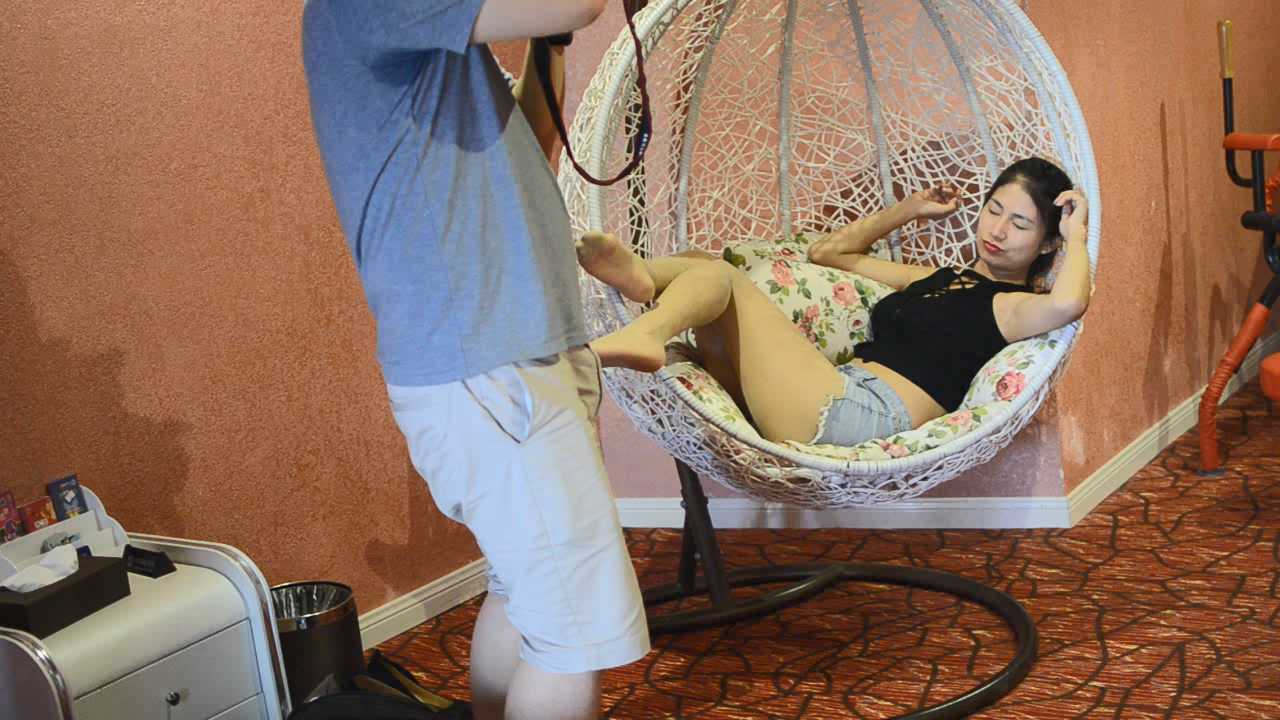 AMU068 模特可儿玩手铐！现场实录.mp4_snapshot_11.06_[2025.02.02_12.01.30].jpg