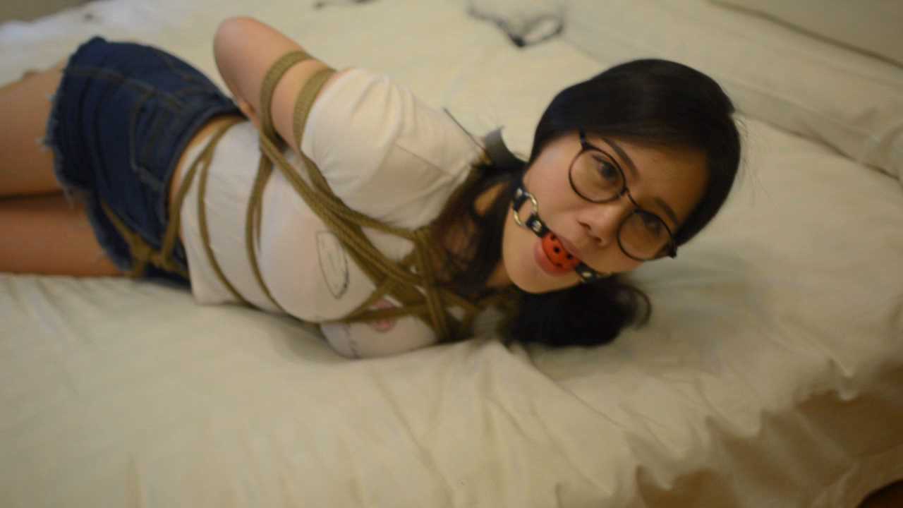 AMU090 娇嫩美女的捆绑口水直流！紧缚堵嘴铐腿,美胸美腿诱惑.MP4_snapshot_09.39_[202.jpg