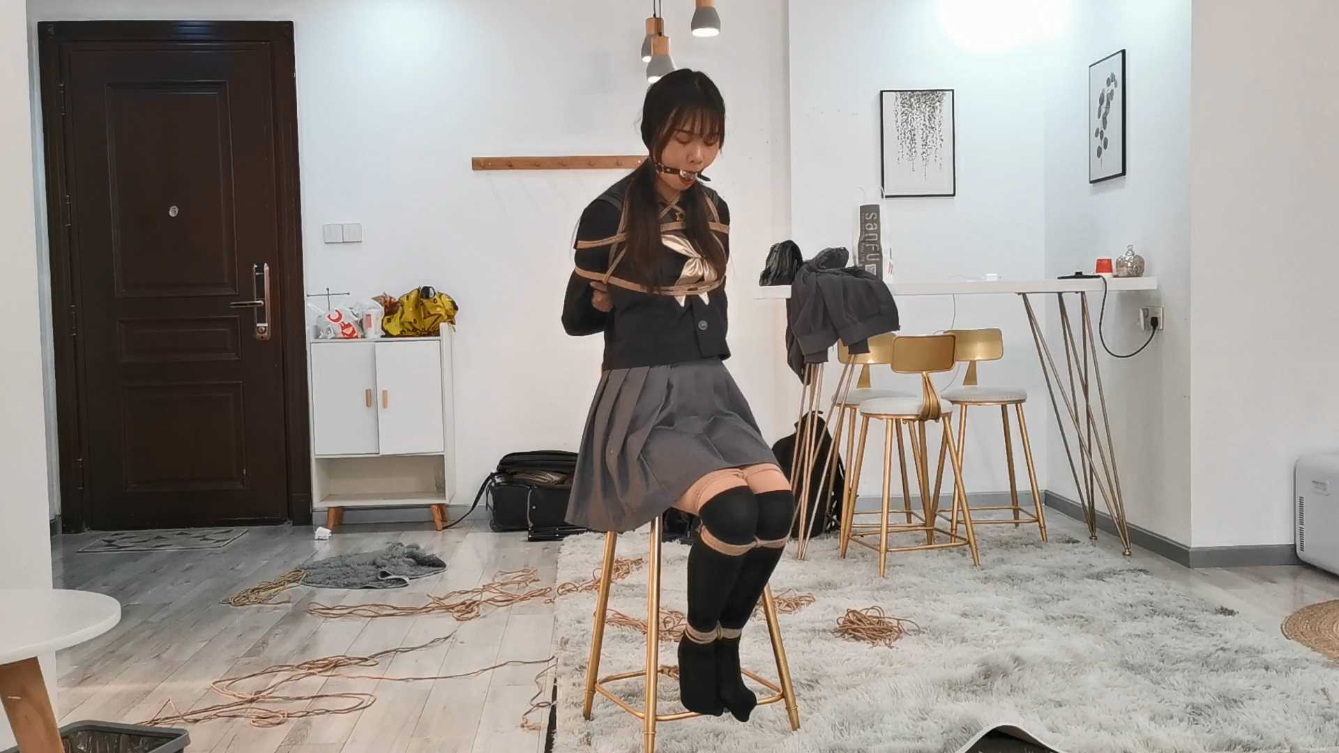 Aoteman018 绒绒JK独自放置一小时，因为绑的难受居然自己逃出去了.mp4_snapshot_00.36.jpg