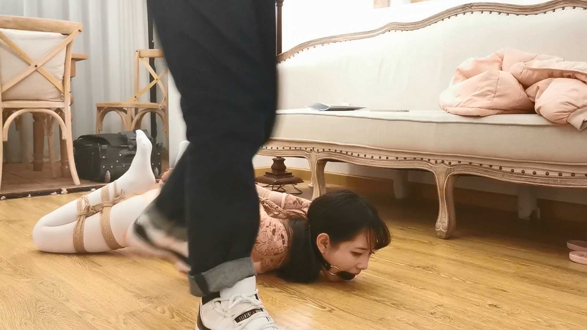 Aoteman024 珊珊花纹露背体操服白丝紧缚放置.mp4_snapshot_00.22.17_[2025.02.07_16.01.33].jpg