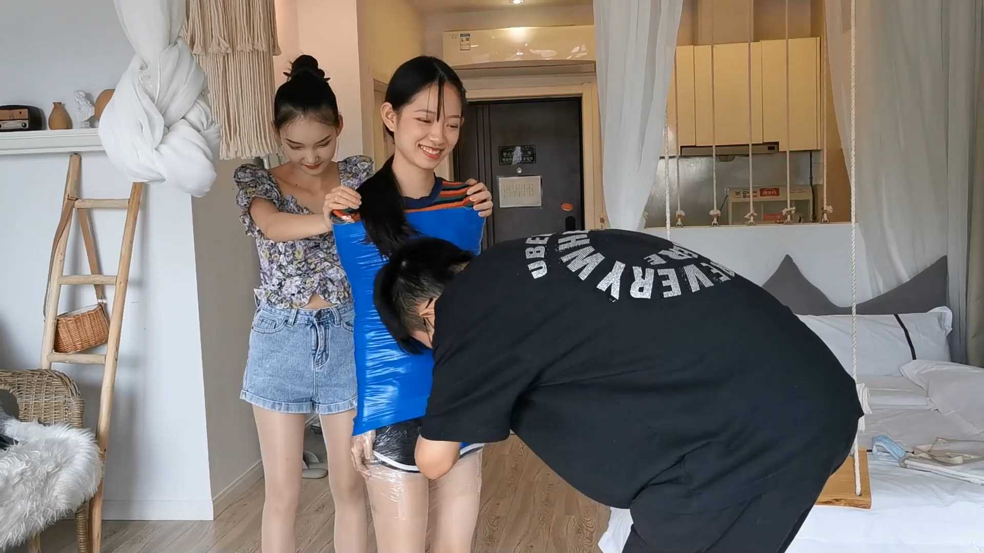 Aoteman031 全包木乃伊！珊珊甘然果果三位美女同时出镜.mp4_snapshot_00.05.50_[2025..jpg