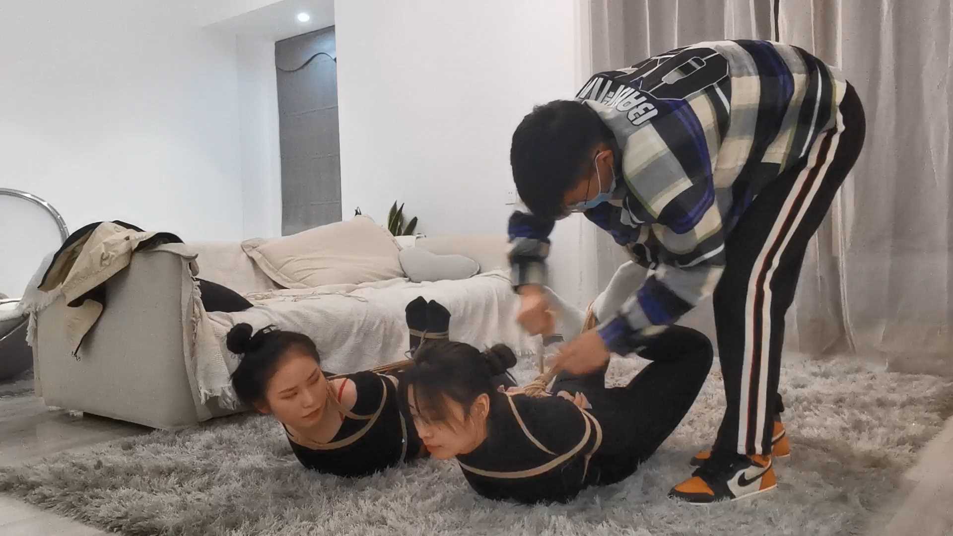 Aoteman037 闺蜜之间的报复之K-WEN带来的新妹子 互绑超极限驷马.mp4_snapshot_00.29.1.jpg