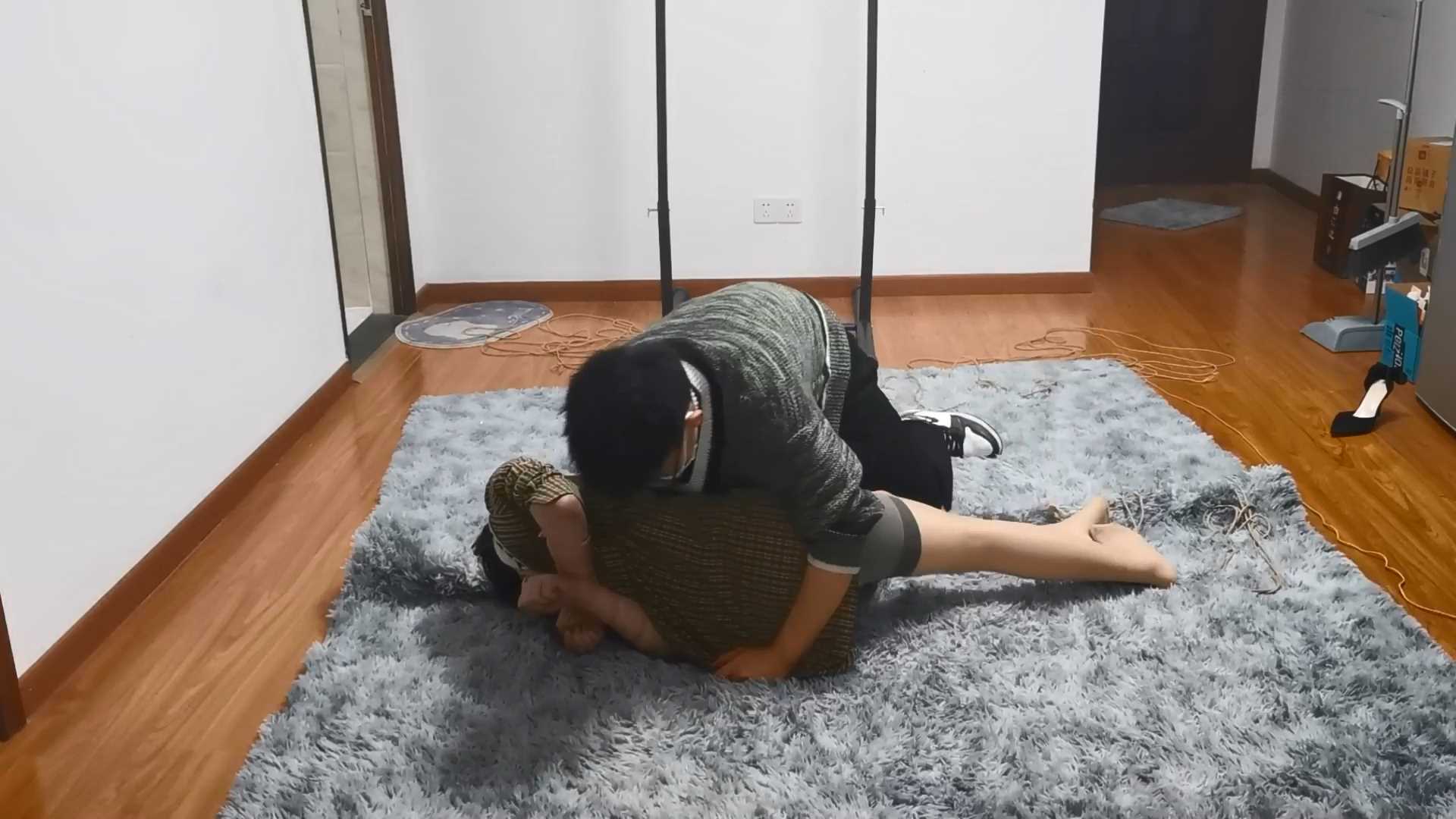 Aoteman046 把疯狂反抗的诗诗老师绑成驷马.mp4_snapshot_00.51.50_[2025.02.07_16.05.10].jpg