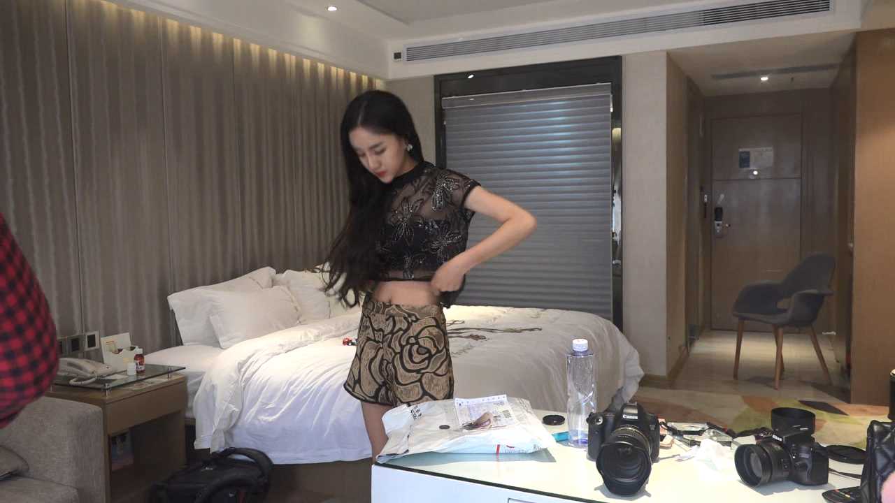 AMU132 腿控必看！绝美镣铐束缚  满屏尽是大长腿 极致丝袜美腿的诱惑.MP4_snapshot_00.jpg
