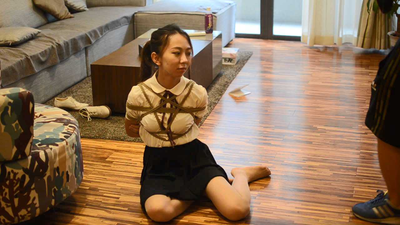 AMU135 学生装KB 清纯美女肉丝美腿 温顺戴上项圈.mp4_snapshot_14.03_[2025.02.08_09.54.10].jpg