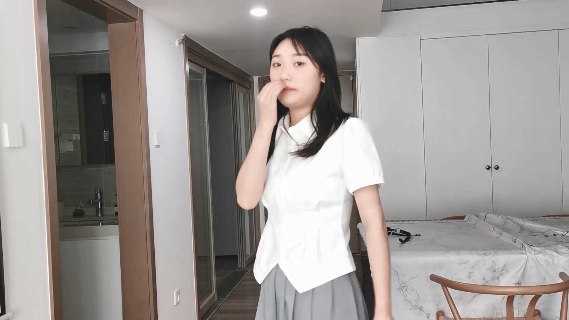 Aoteman087 丰满妹子尤涵JK制服跪缚长时间放.mp4_snapshot_00.00.00_[2025.02.07_16.13.20].jpg