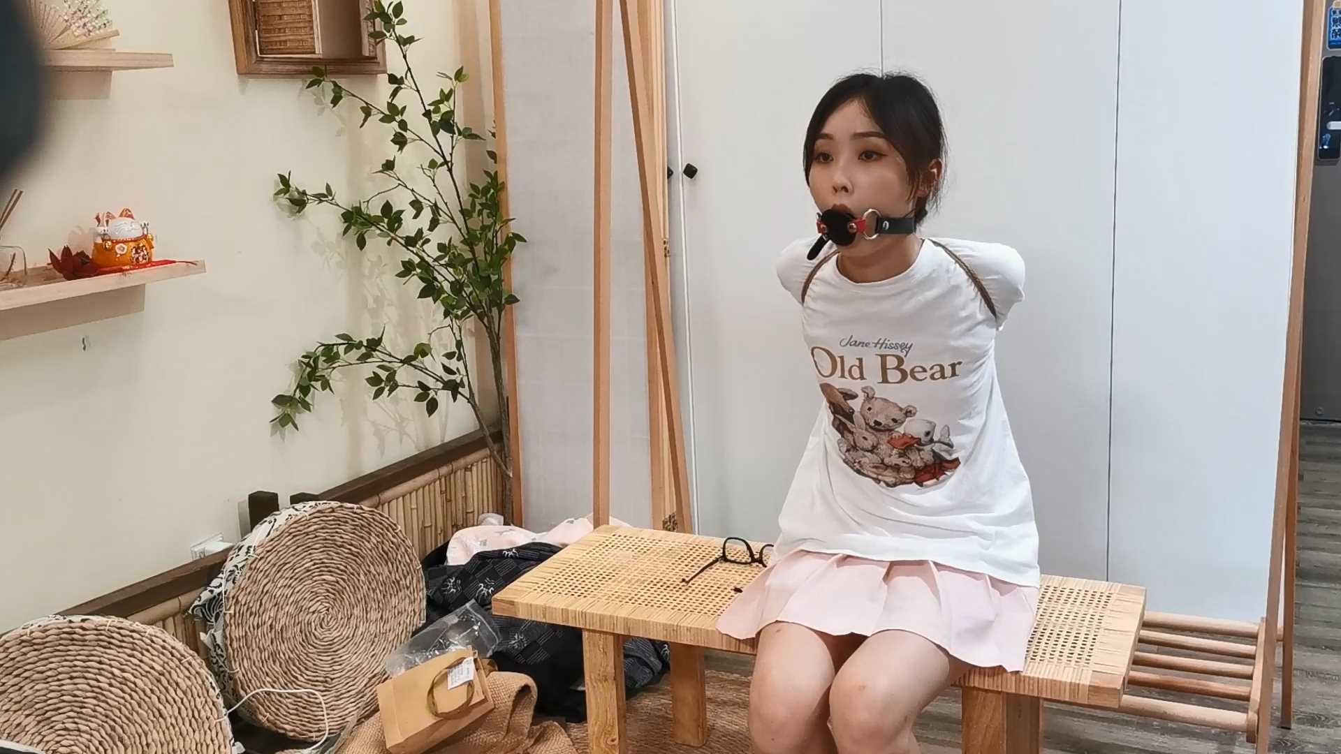 Aoteman094 雨琪定拍无情的直臂 滴落的口水 上集.mp4_snapshot_06.06_[2025.02.07_16.14.44].jpg
