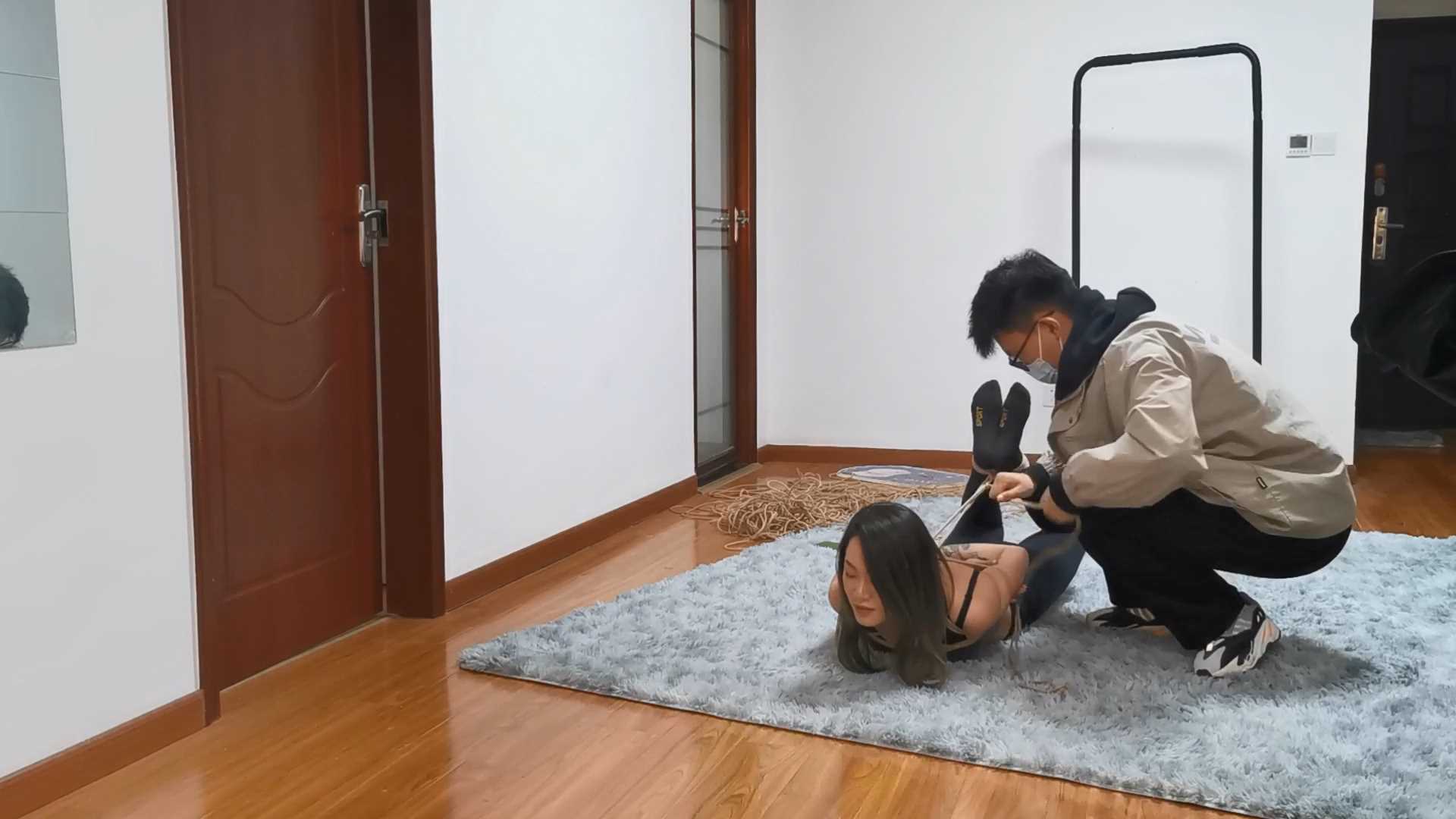 Aoteman058 初中体育老师晓瑜初次被捆，给大家表演一个挣扎.mp4_snapshot_17.40_[2025.jpg