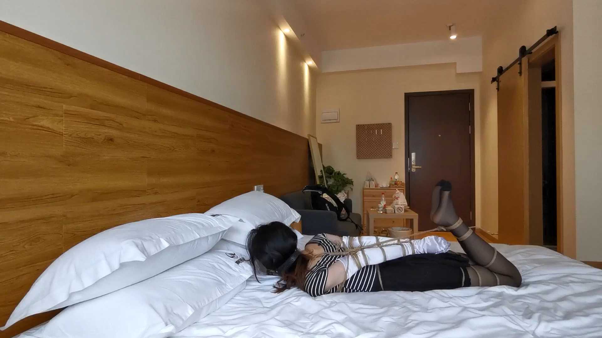 Aoteman069 莞尔长丝手套反绑放置 完整版.mp4_snapshot_39.31_[2025.02.07_16.10.08].jpg
