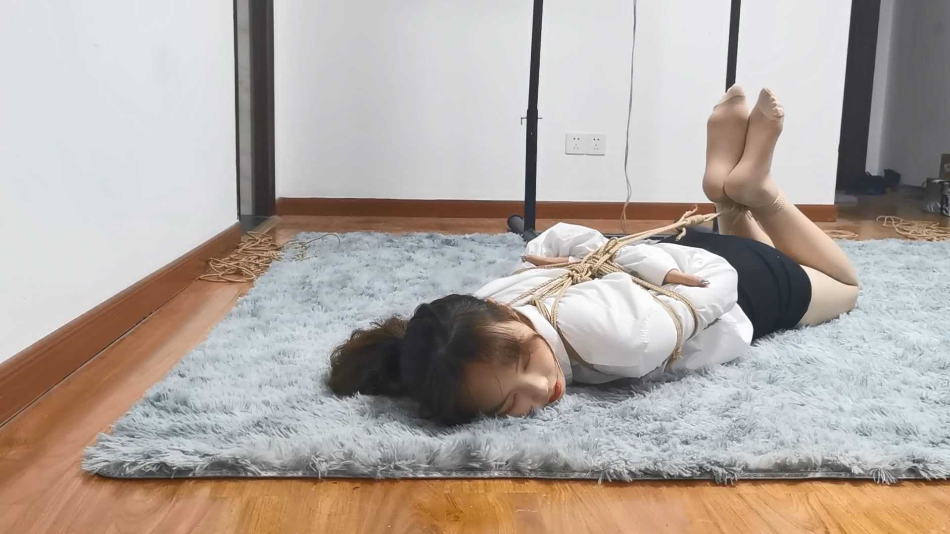 Aoteman090 甜妹雨琪紧缚实验.mp4_snapshot_09.22_[2025.02.07_16.13.57].jpg