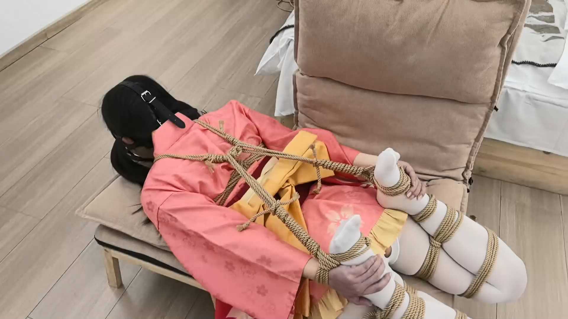FXX109 凡小晓 无名无内白丝 无限糕潮 一柱擎天这个姿势很诱人 就是有点废m 超软折叠.jpg