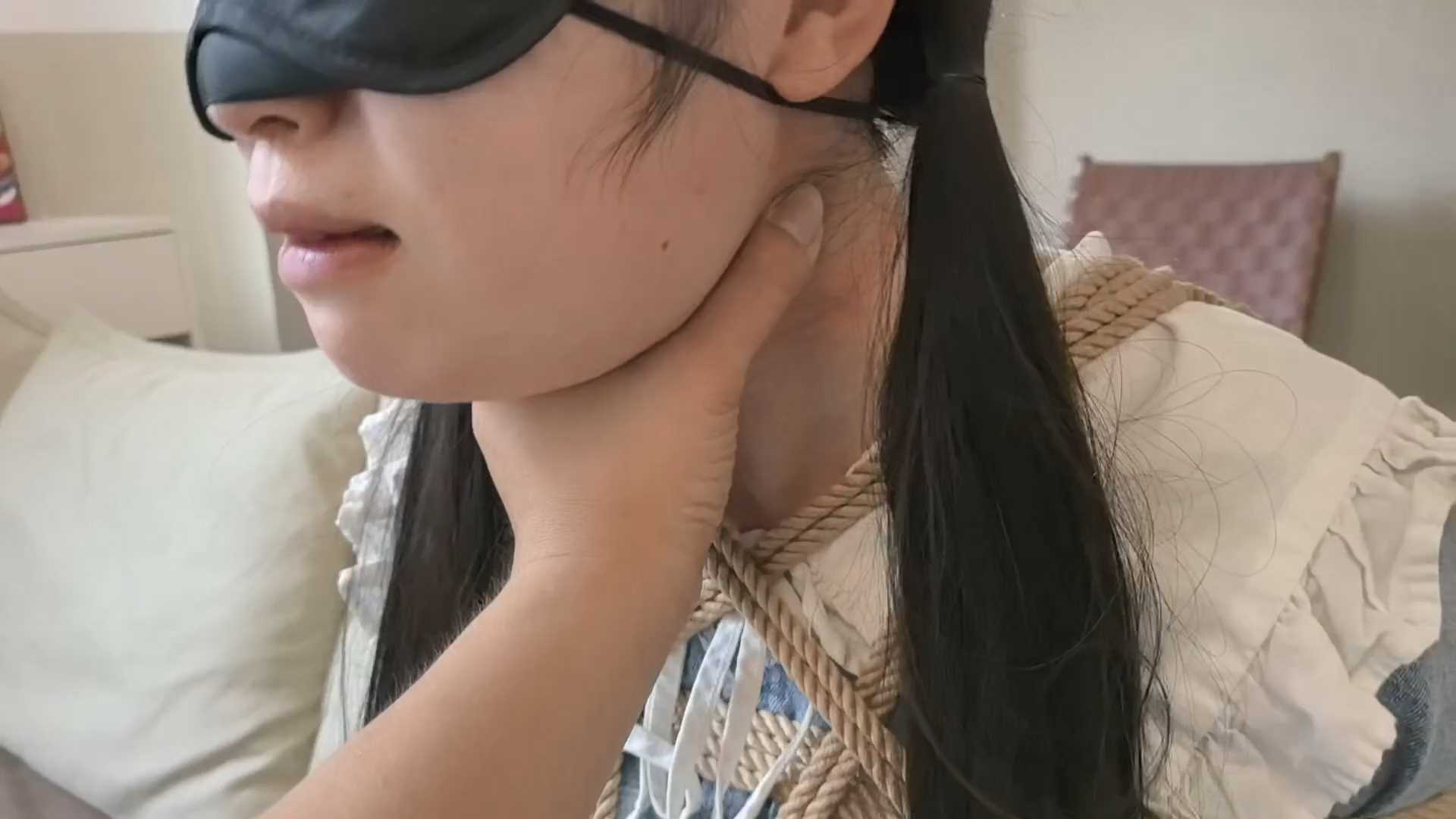 FXX112 凡小晓 上下无内肉丝 内置小象鼻强G 绞刑半吊缚震动不断 团缚 真实口射满嘴.mp.jpg