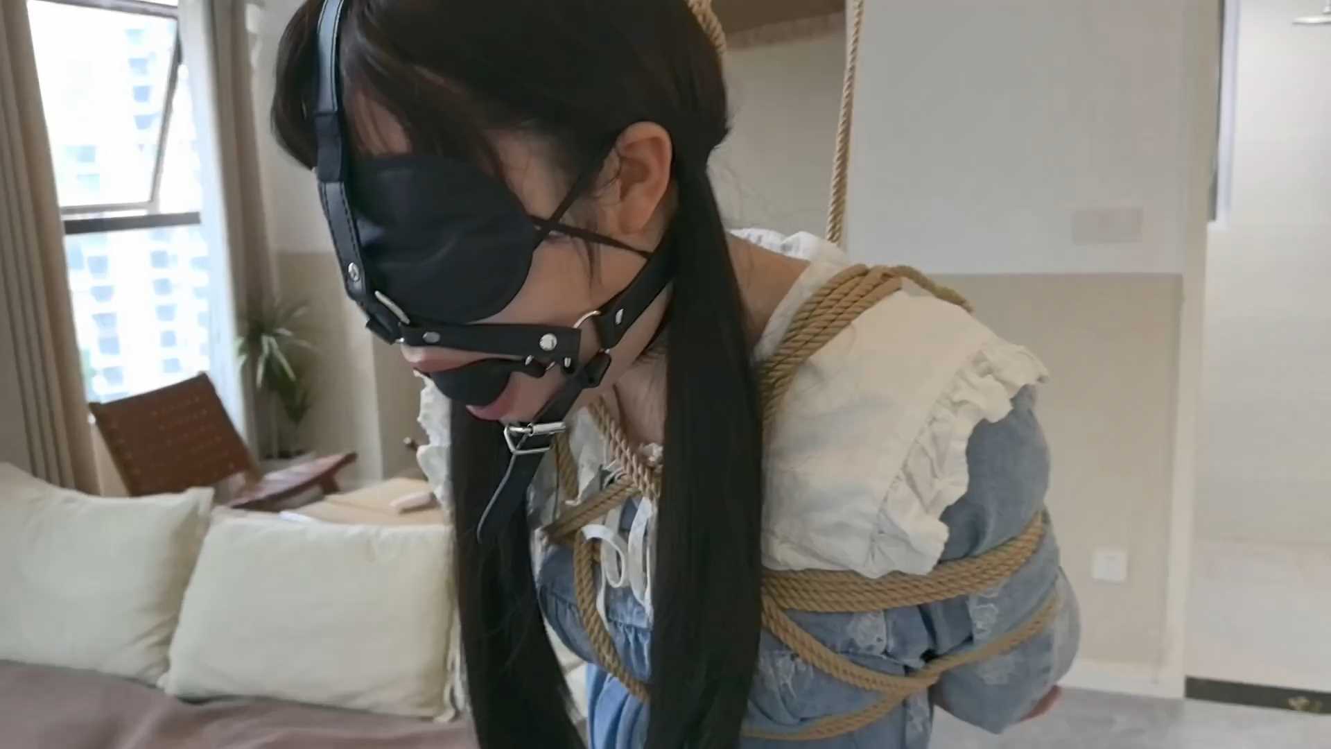 FXX112 凡小晓 上下无内肉丝 内置小象鼻强G 绞刑半吊缚震动不断 团缚 真实口射满嘴.mp.jpg