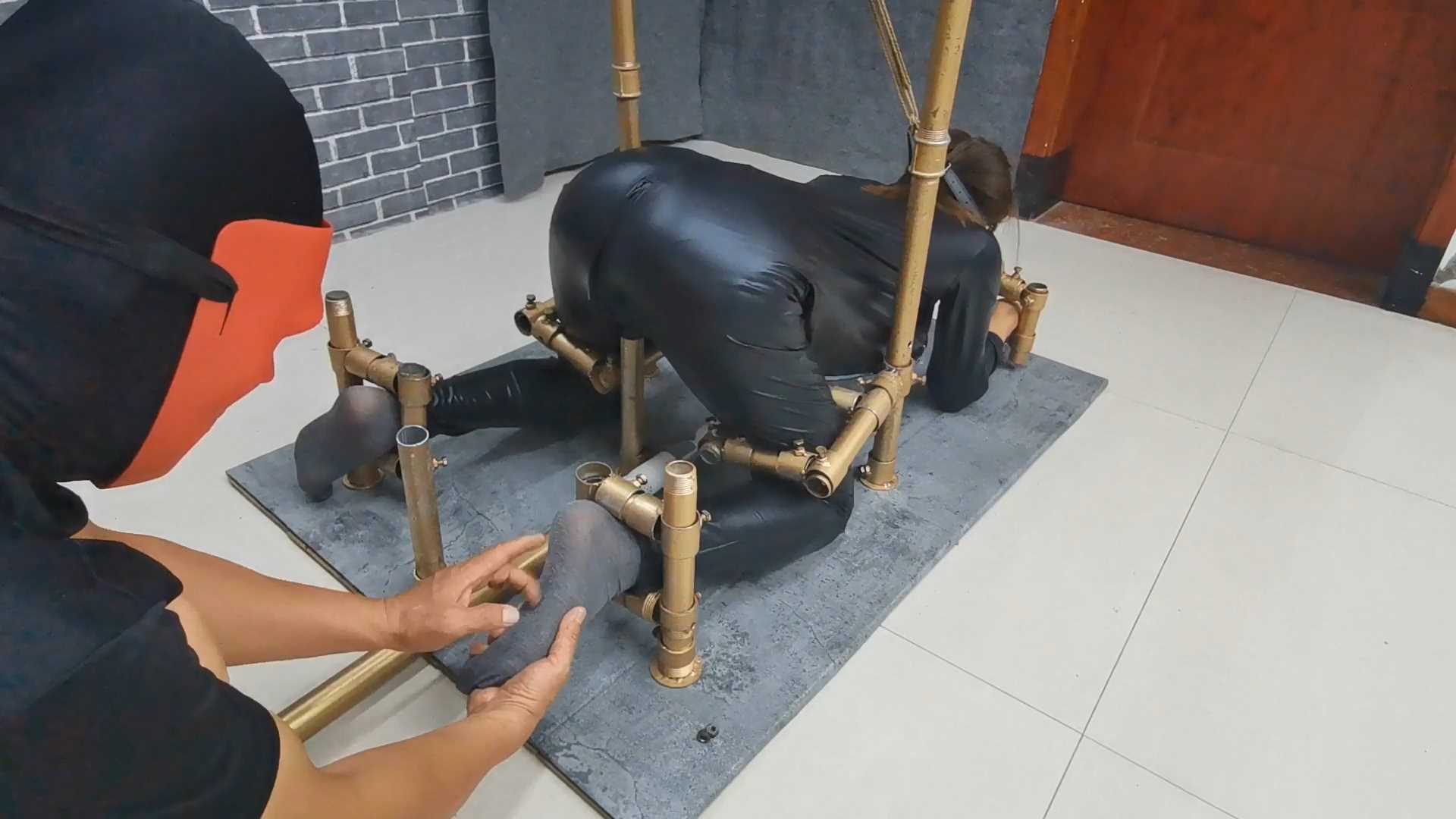 FT218 云儿欧式风刑架固定在水泥板上，组合式手动猛烈开火至失禁.mp4_snapshot_10.27_.jpg