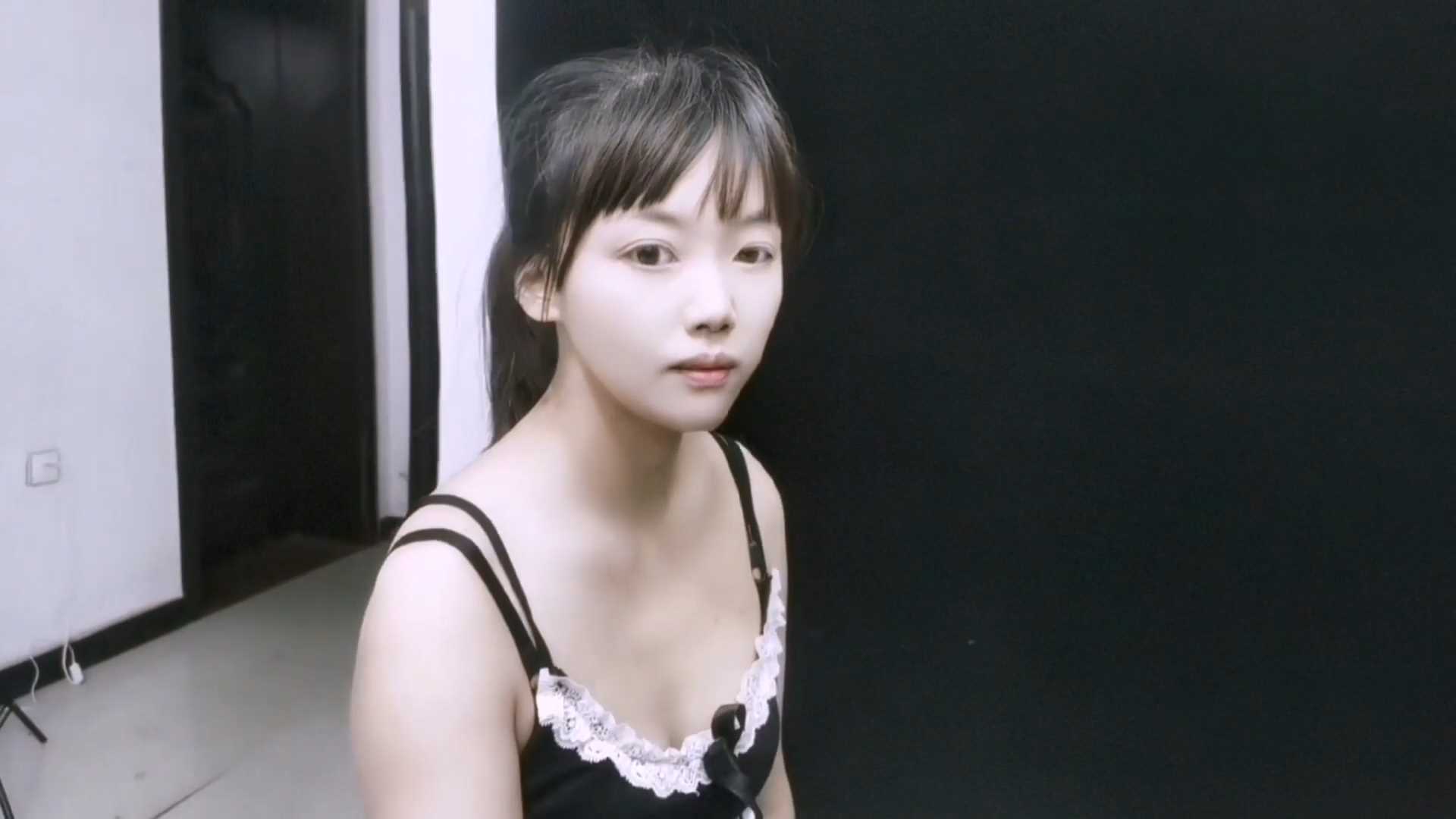 FT220 悦儿跪立式禁锢,电动双Y具自己乖乖穿上,随后紧固起来.电击片贴乳.mp4_snapshot_.jpg