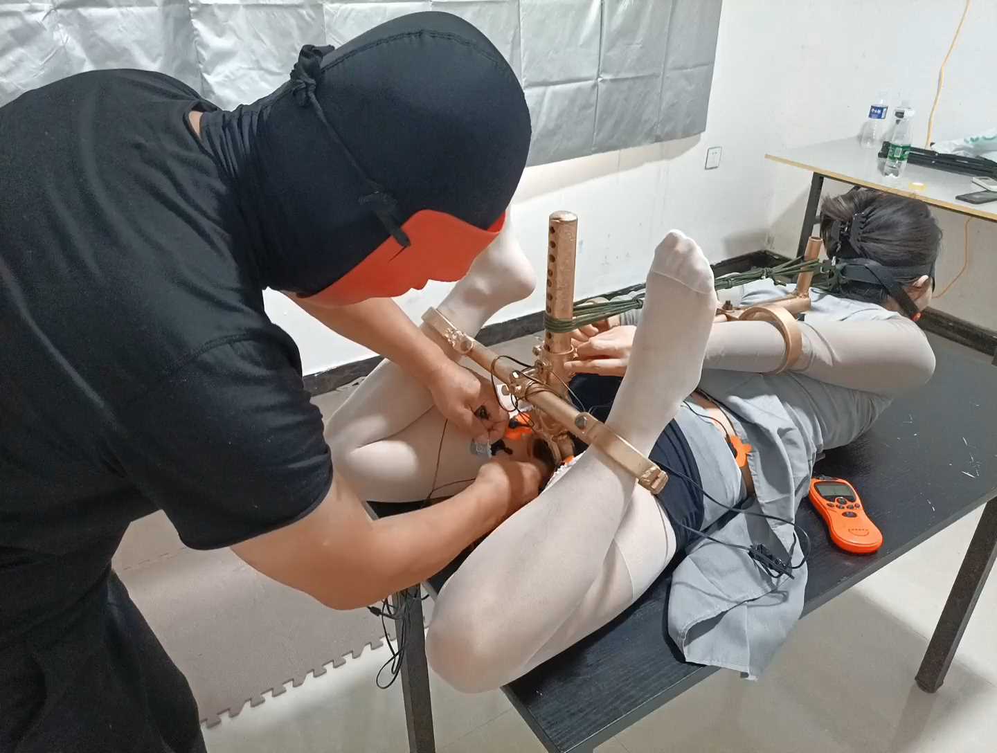 FT227 天生贱奴易美在网上看到K9架,直接过来禁锢上去,多种电击,振动,双重伺候.mp4_sna.jpg